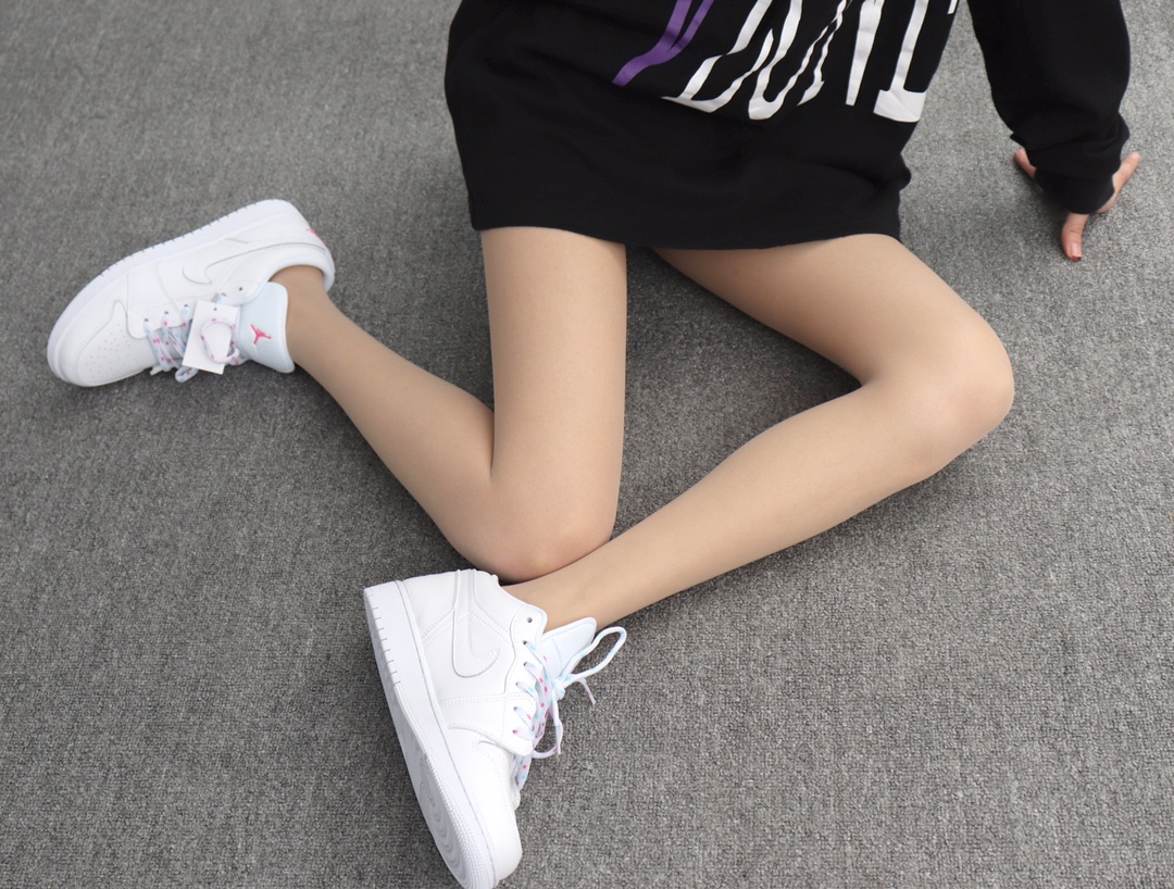220 Nike Air Jordan 1 Low 554723-102 白桃红 波点 AJ1乔丹1代低帮 模特上脚图