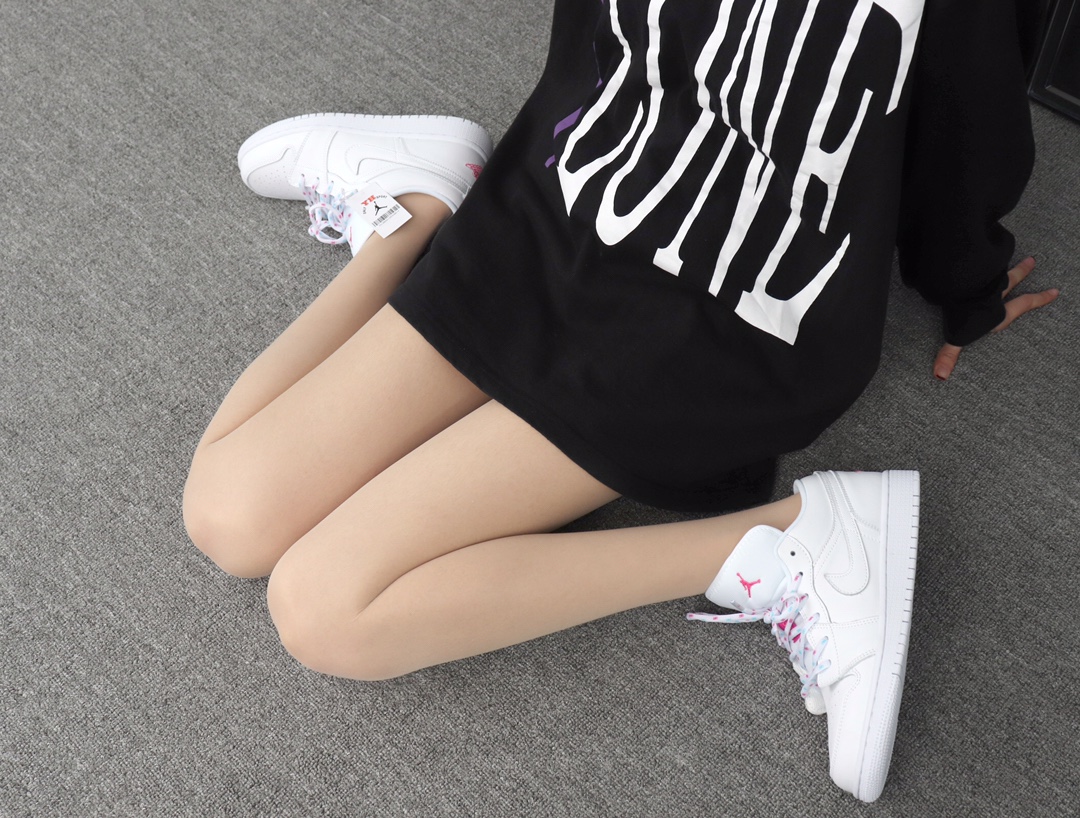 220 Nike Air Jordan 1 Low 554723-102 白桃红 波点 AJ1乔丹1代低帮 模特上脚图