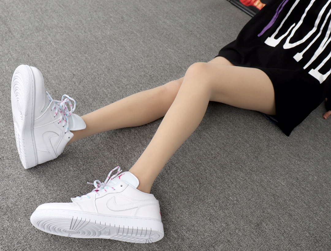 220 Nike Air Jordan 1 Low 554723-102 白桃红 波点 AJ1乔丹1代低帮 模特上脚图