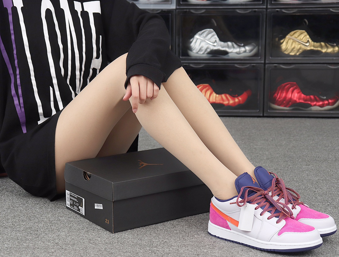 220 Nike Air Jordan 1 Low 554723-502 白粉蓝桔 灯芯绒 AJ1乔丹1代低帮 模特上脚图
