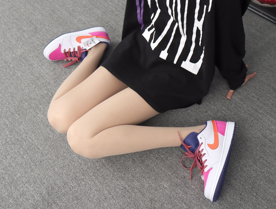 220 Nike Air Jordan 1 Low 554723-502 白粉蓝桔 灯芯绒 AJ1乔丹1代低帮 模特上脚图