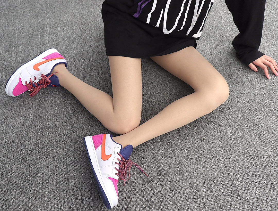220 Nike Air Jordan 1 Low 554723-502 白粉蓝桔 灯芯绒 AJ1乔丹1代低帮 模特上脚图