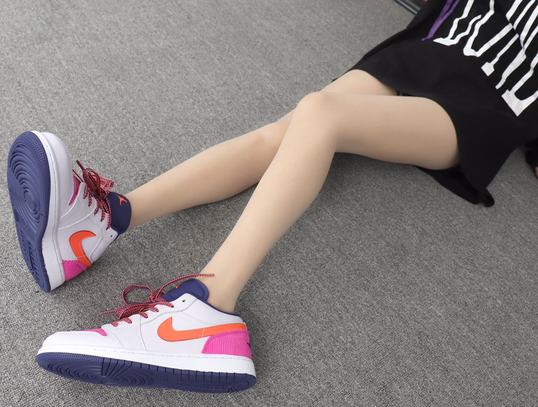 220 Nike Air Jordan 1 Low 554723-502 白粉蓝桔 灯芯绒 AJ1乔丹1代低帮 模特上脚图