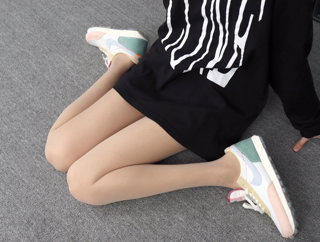 190 Nike Daybreak SP 复古华夫休闲跑步鞋 DA1471-148 马卡龙灯芯绒 模特上脚图