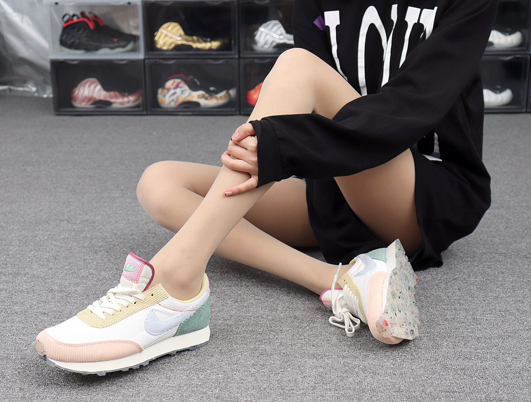 190 Nike Daybreak SP 复古华夫休闲跑步鞋 DA1471-148 马卡龙灯芯绒 模特上脚图