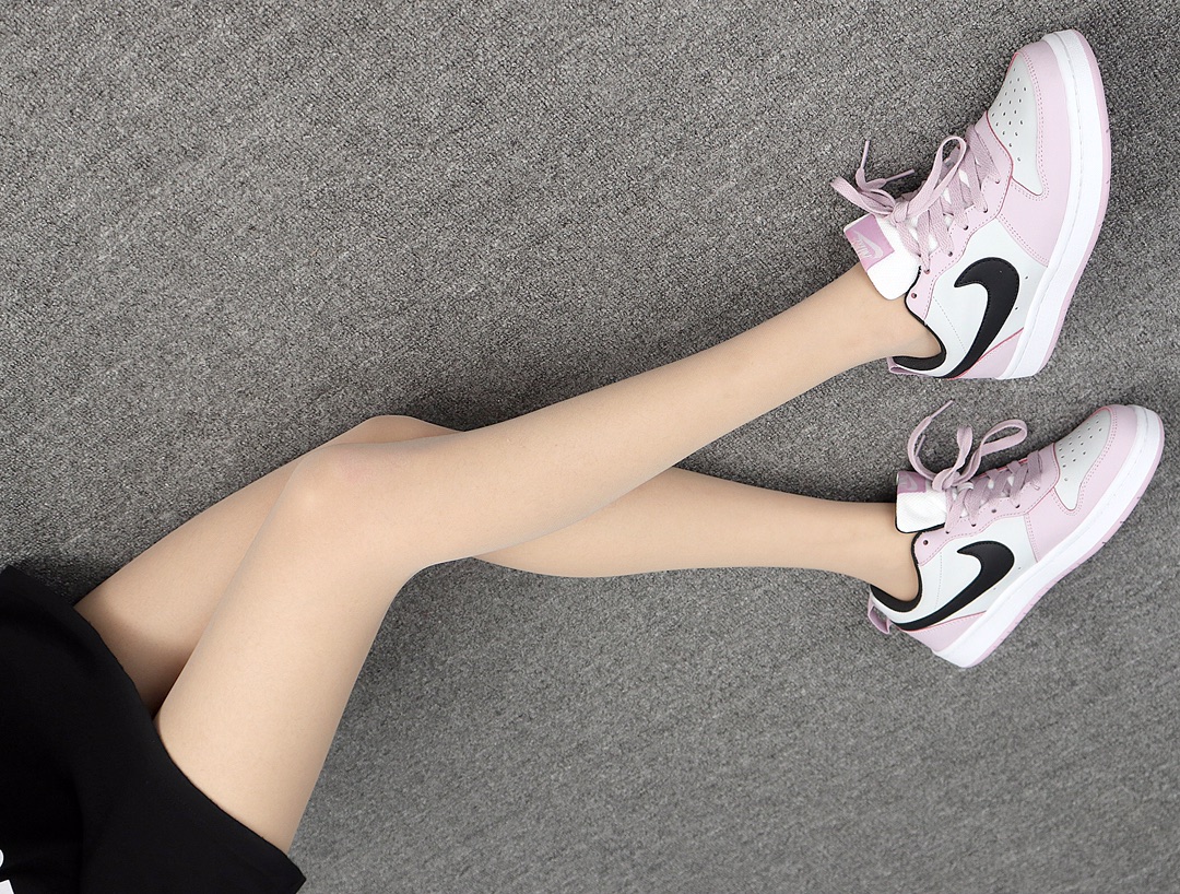170 Nike W Court Borough Low2 滑板鞋低帮 BQ5448-005 学院樱花 日本东京限定 模特上脚图
