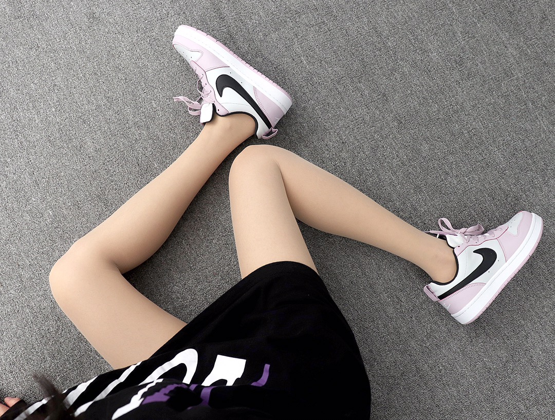 170 Nike W Court Borough Low2 滑板鞋低帮 BQ5448-005 学院樱花 日本东京限定 模特上脚图