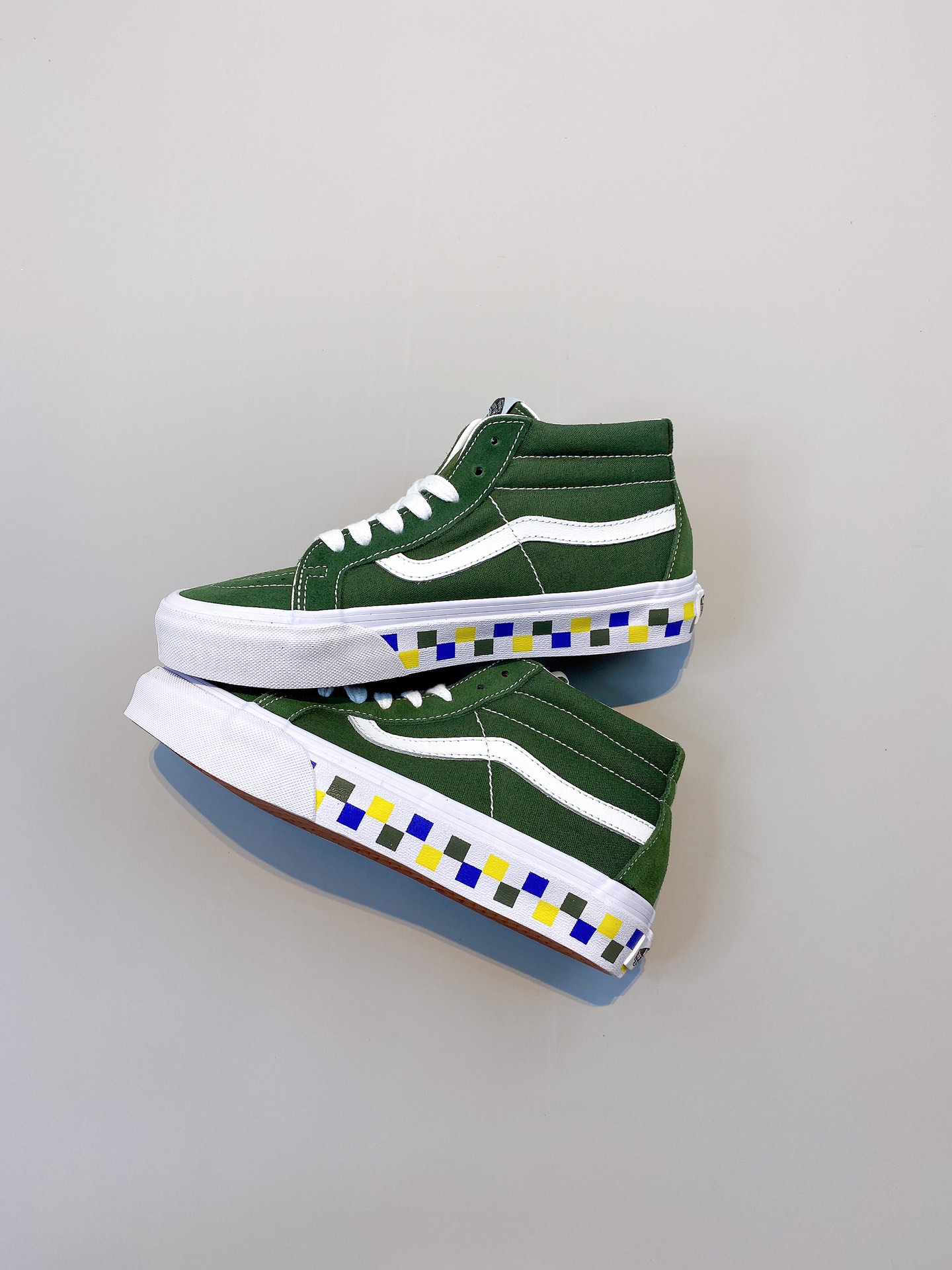 F5 范斯Vans SK8-Mid Reissue中邦男女同款休闲鞋 松鼠绿/松子棕 鞋底侧边撞色设计 选用拼接鞋面搭配匠心配色，活力动感，展现个性风范。营造休闲潮流格调，赋予你舒适的穿着体验。