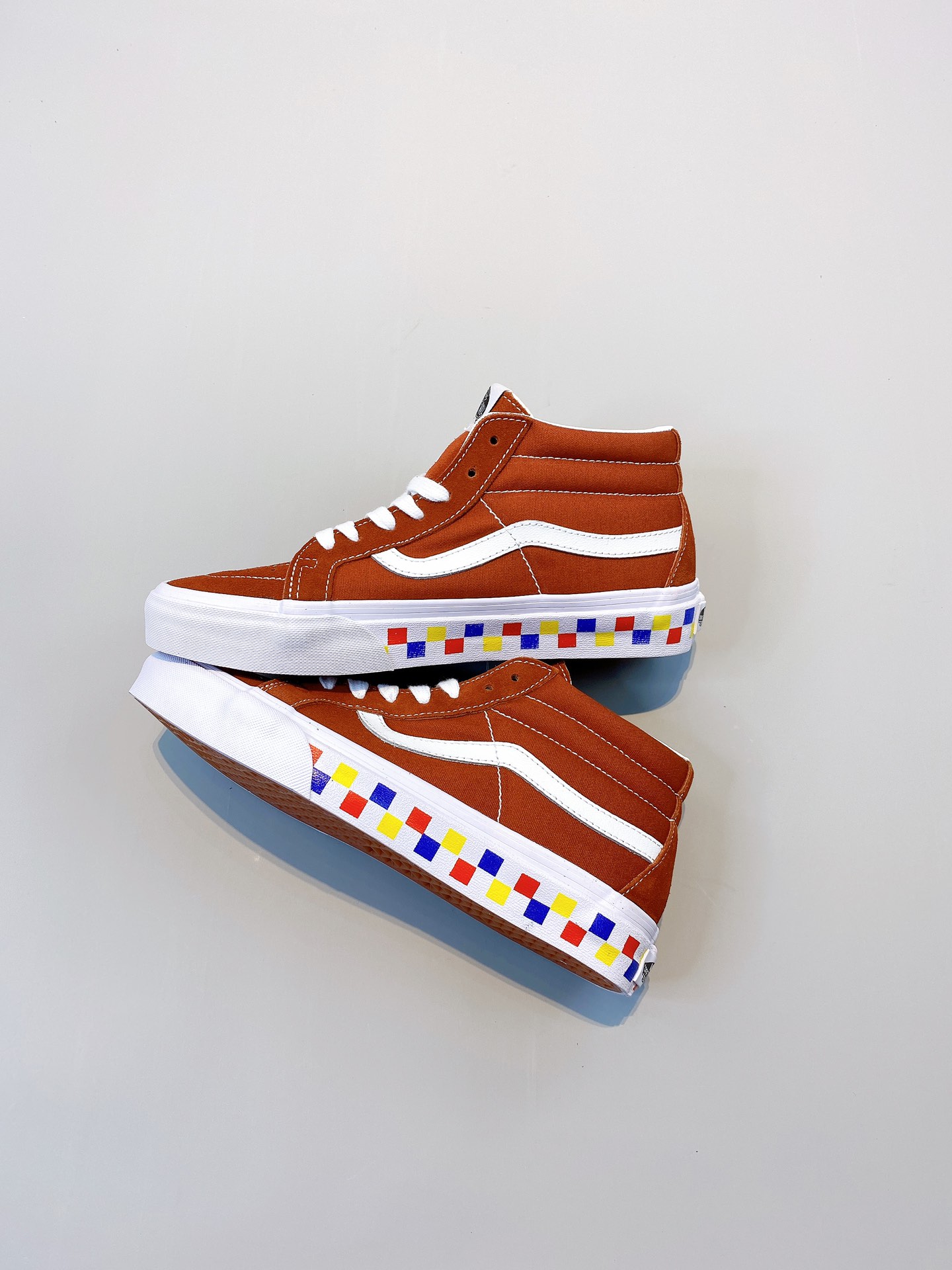 F5 范斯Vans SK8-Mid Reissue中邦男女同款休闲鞋 松鼠绿/松子棕 鞋底侧边撞色设计 选用拼接鞋面搭配匠心配色，活力动感，展现个性风范。营造休闲潮流格调，赋予你舒适的穿着体验。