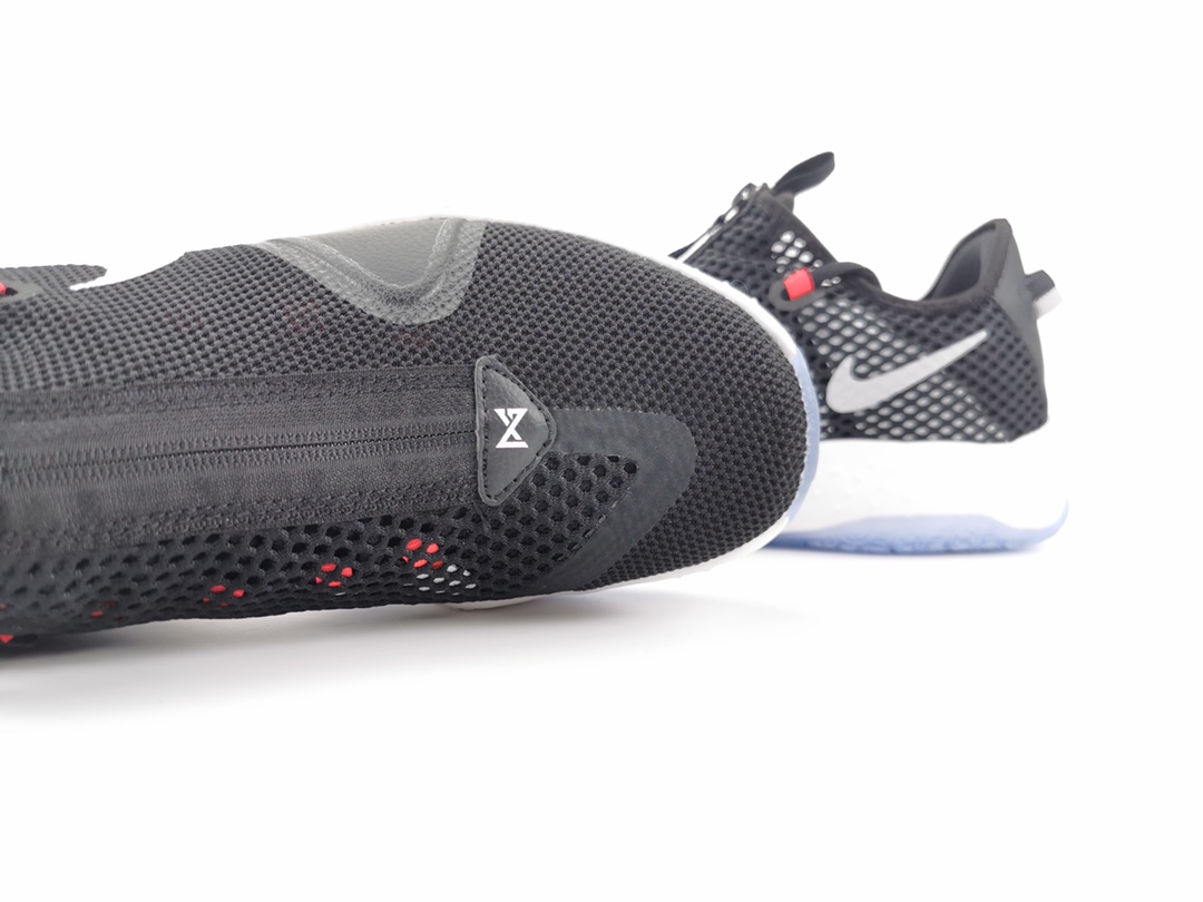 150  保罗乔治最新一代战靴 Nike PG 4 首发配色采用黑色白色和冰蓝色为主调渲染