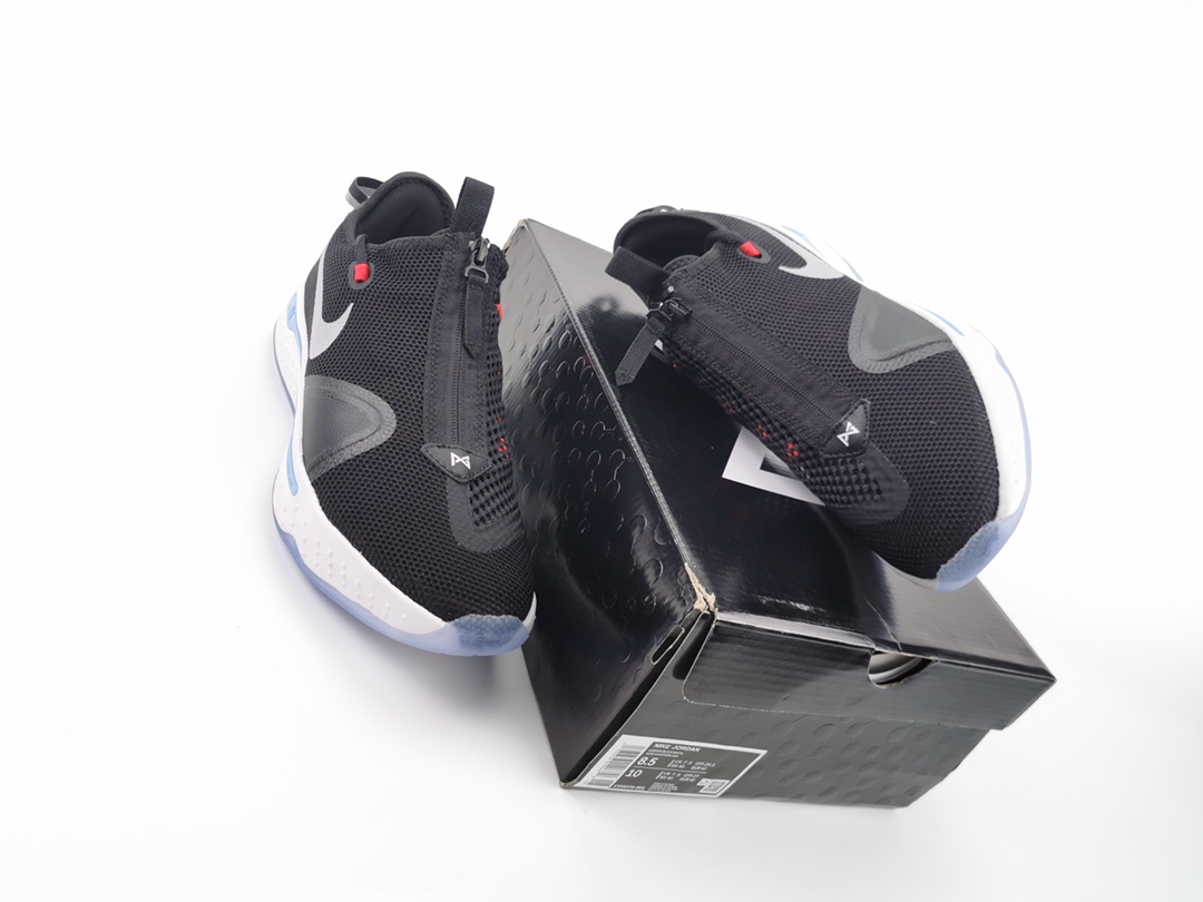 150  保罗乔治最新一代战靴 Nike PG 4 首发配色采用黑色白色和冰蓝色为主调渲染
