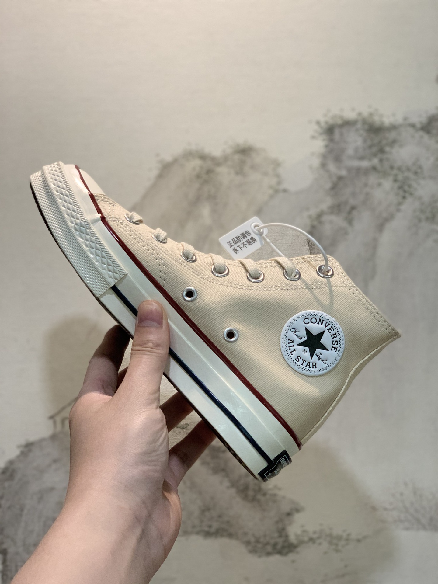 💯已入库 1:1双围条

最新版本正确软蓝底 修正版匡威 Converse 1970s经典米色高帮 全新鞋楦定型，鞋头质感凹槽 来自原厂技术，市面最高版本‼️ 硫化双围条，软蓝底脚感提升💯外观改变最明显之处在于鞋头头盖变小点 内侧的星星补丁 由先前的胶印改为立体的钢印缝制细节的改变让经典1970s变得极具质感‼️  162053C

码数: 35 36 36.5 37 37.5 38 39 39.5 40 41 41.5 42 42.5 43 44