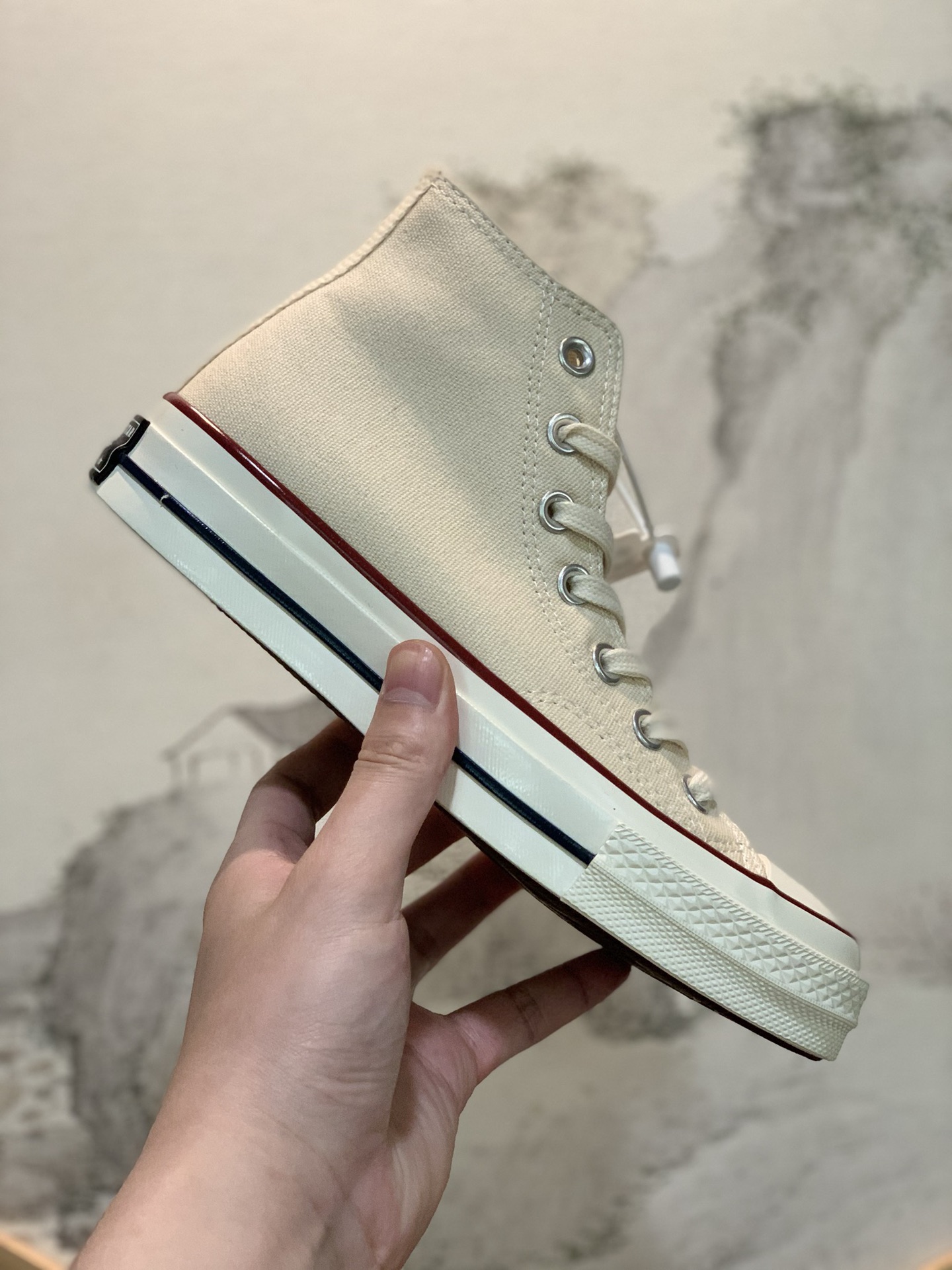 💯已入库 1:1双围条

最新版本正确软蓝底 修正版匡威 Converse 1970s经典米色高帮 全新鞋楦定型，鞋头质感凹槽 来自原厂技术，市面最高版本‼️ 硫化双围条，软蓝底脚感提升💯外观改变最明显之处在于鞋头头盖变小点 内侧的星星补丁 由先前的胶印改为立体的钢印缝制细节的改变让经典1970s变得极具质感‼️  162053C

码数: 35 36 36.5 37 37.5 38 39 39.5 40 41 41.5 42 42.5 43 44