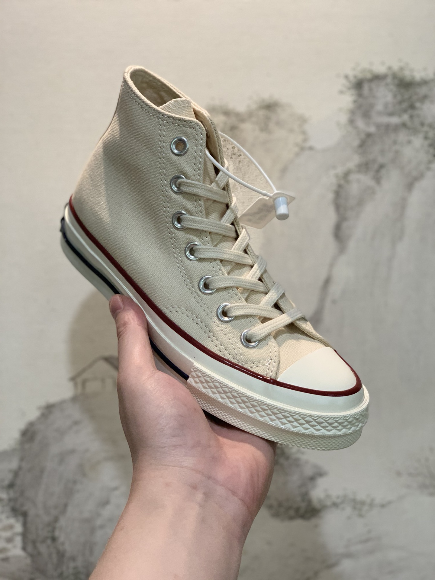 💯已入库 1:1双围条

最新版本正确软蓝底 修正版匡威 Converse 1970s经典米色高帮 全新鞋楦定型，鞋头质感凹槽 来自原厂技术，市面最高版本‼️ 硫化双围条，软蓝底脚感提升💯外观改变最明显之处在于鞋头头盖变小点 内侧的星星补丁 由先前的胶印改为立体的钢印缝制细节的改变让经典1970s变得极具质感‼️  162053C

码数: 35 36 36.5 37 37.5 38 39 39.5 40 41 41.5 42 42.5 43 44
