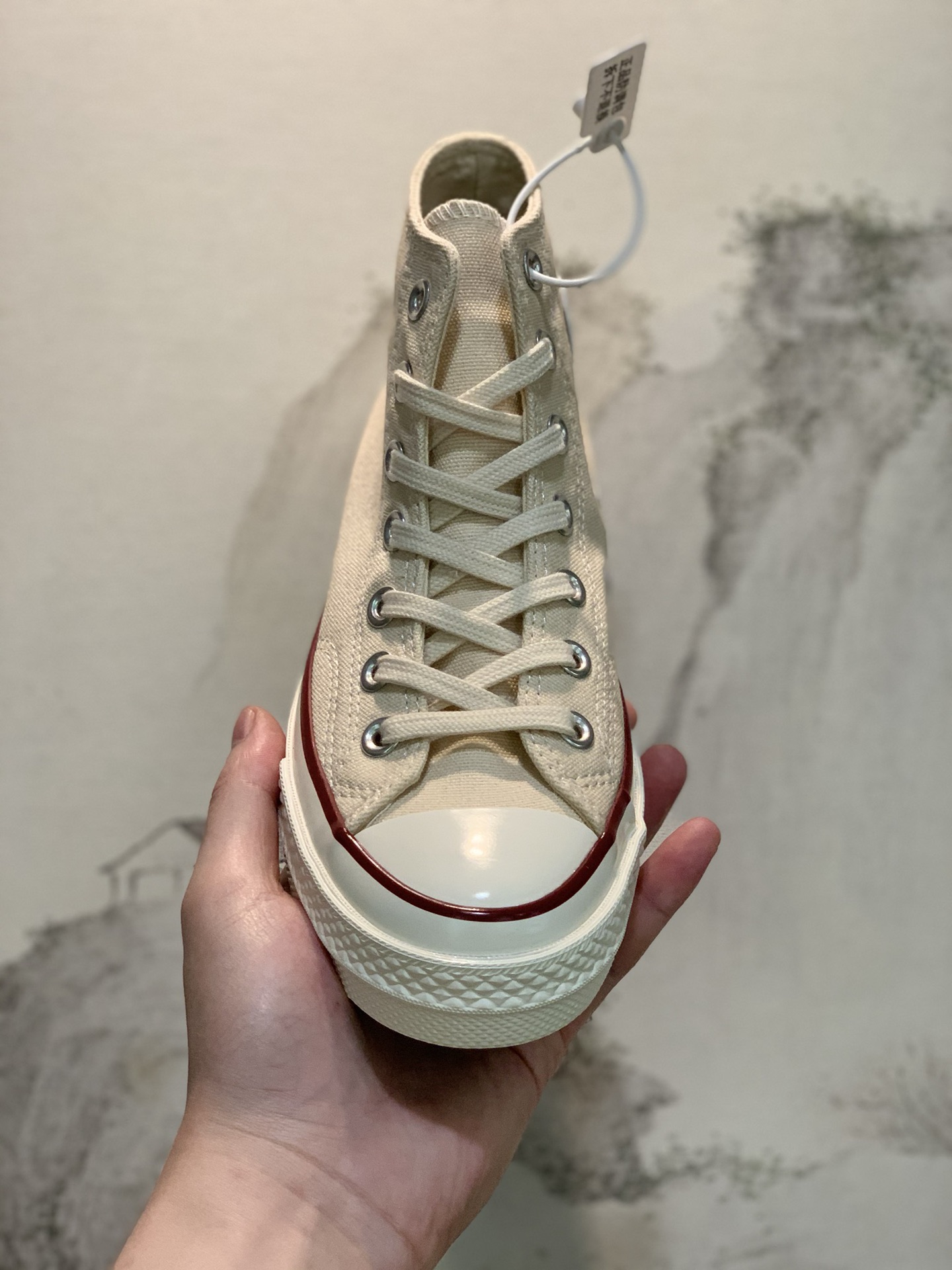 💯已入库 1:1双围条

最新版本正确软蓝底 修正版匡威 Converse 1970s经典米色高帮 全新鞋楦定型，鞋头质感凹槽 来自原厂技术，市面最高版本‼️ 硫化双围条，软蓝底脚感提升💯外观改变最明显之处在于鞋头头盖变小点 内侧的星星补丁 由先前的胶印改为立体的钢印缝制细节的改变让经典1970s变得极具质感‼️  162053C

码数: 35 36 36.5 37 37.5 38 39 39.5 40 41 41.5 42 42.5 43 44