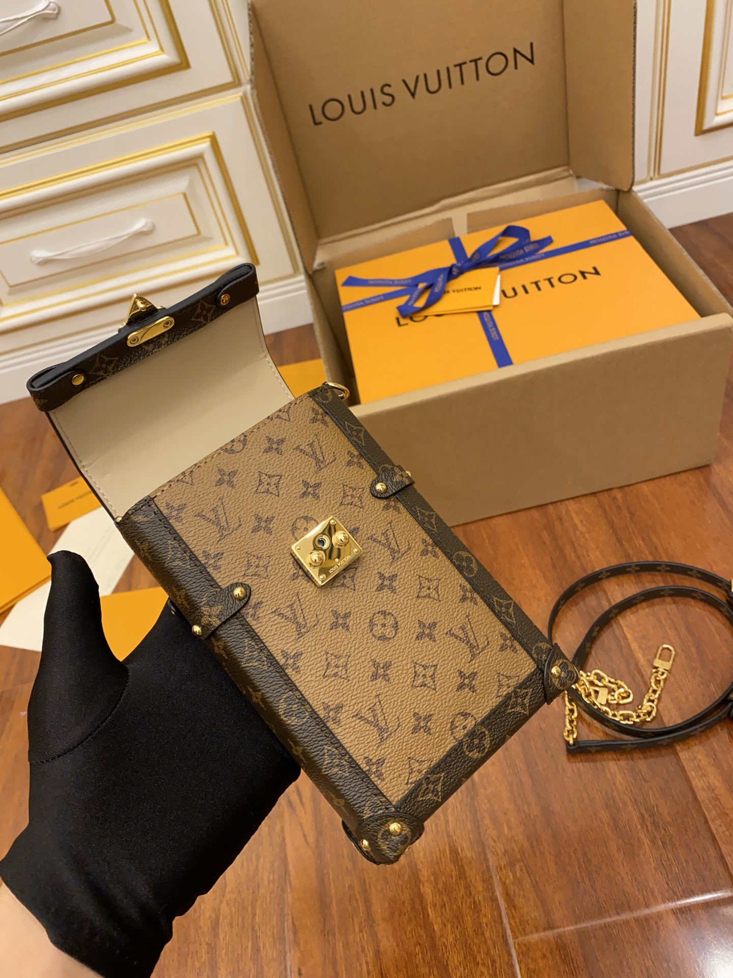 Louis Vuitton LV Vertical Trunk Pochette手机包 M67873