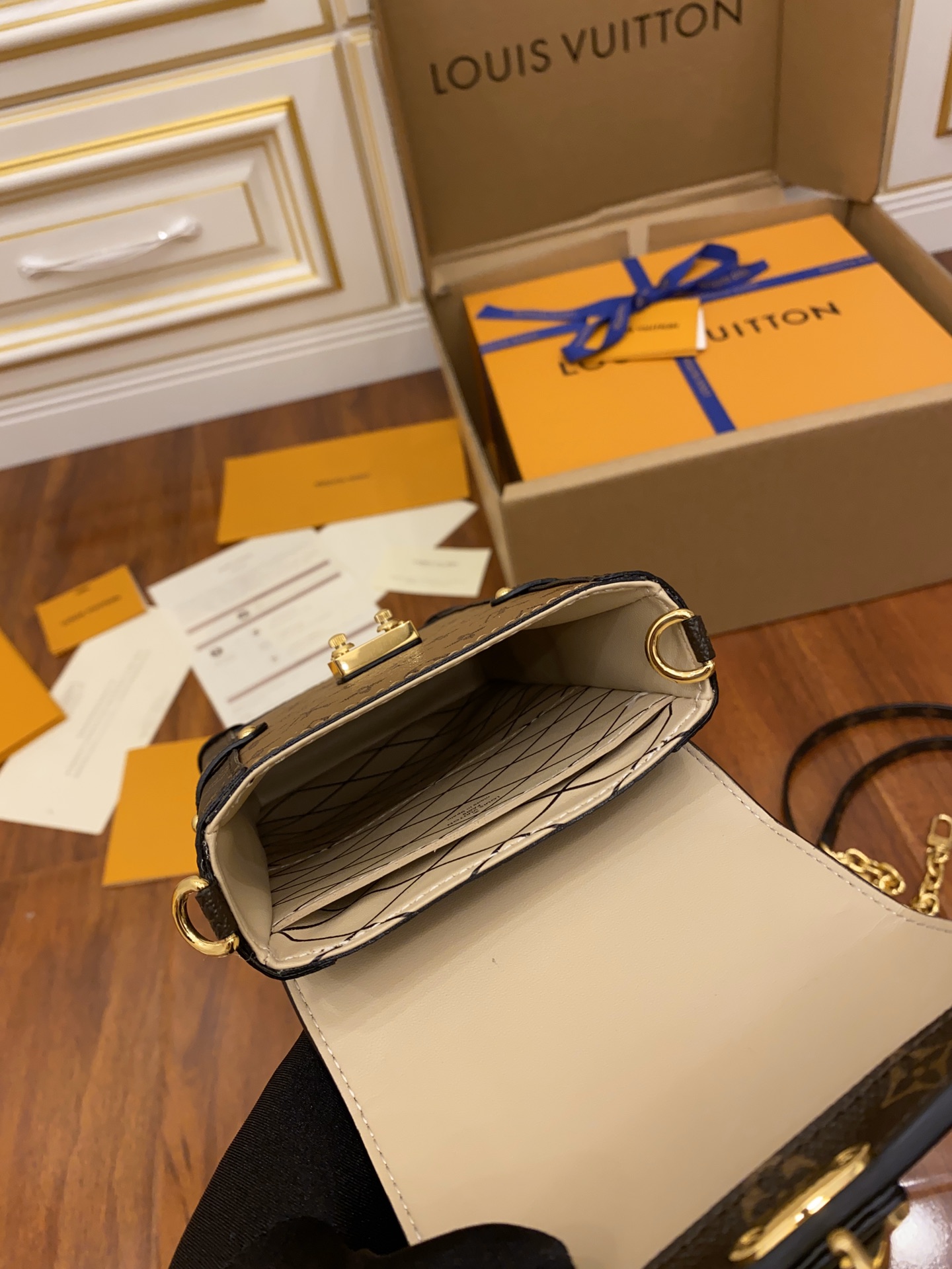 Louis Vuitton LV Vertical Trunk Pochette手机包 M67873