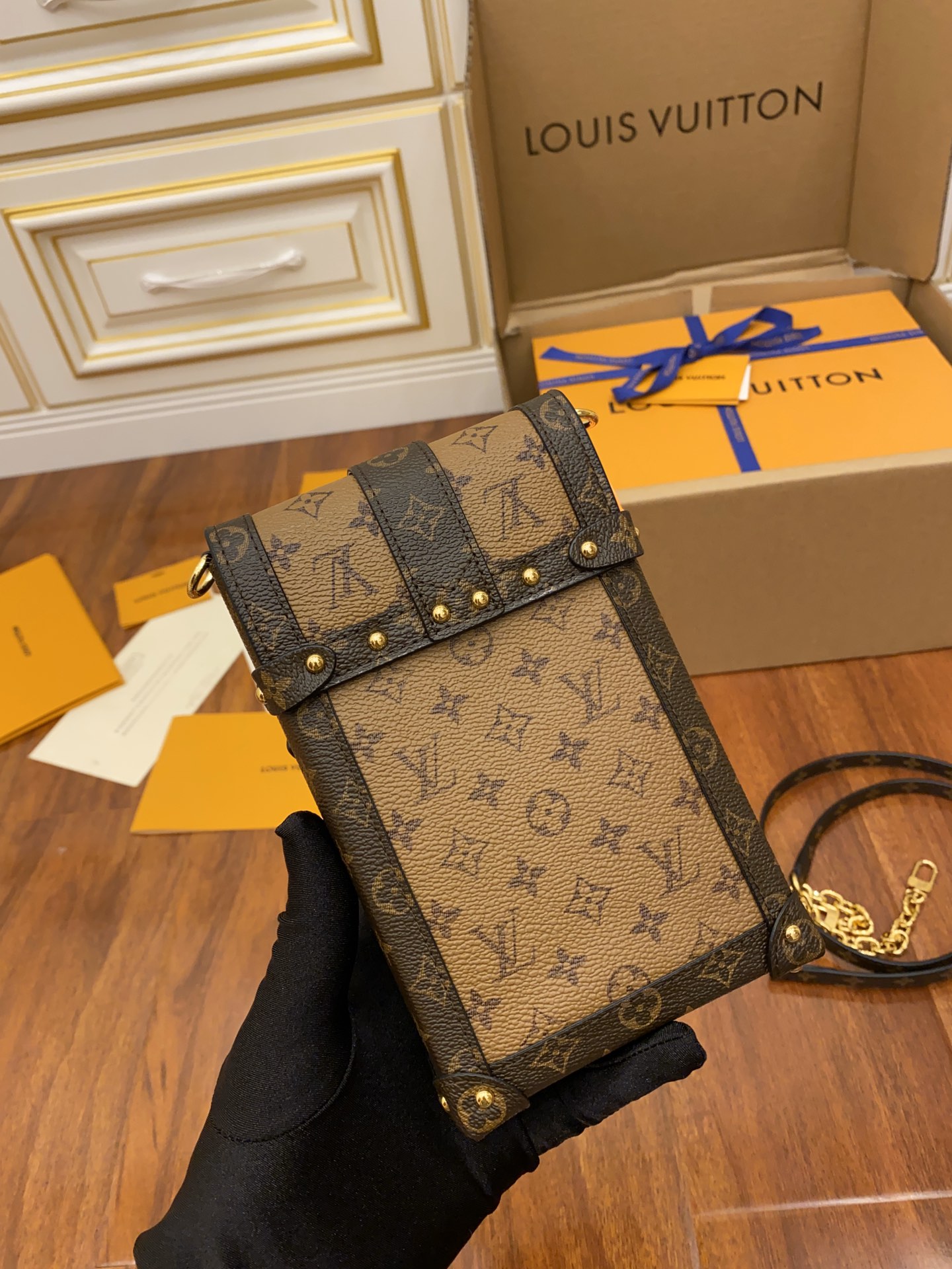 Louis Vuitton LV Vertical Trunk Pochette手机包 M67873