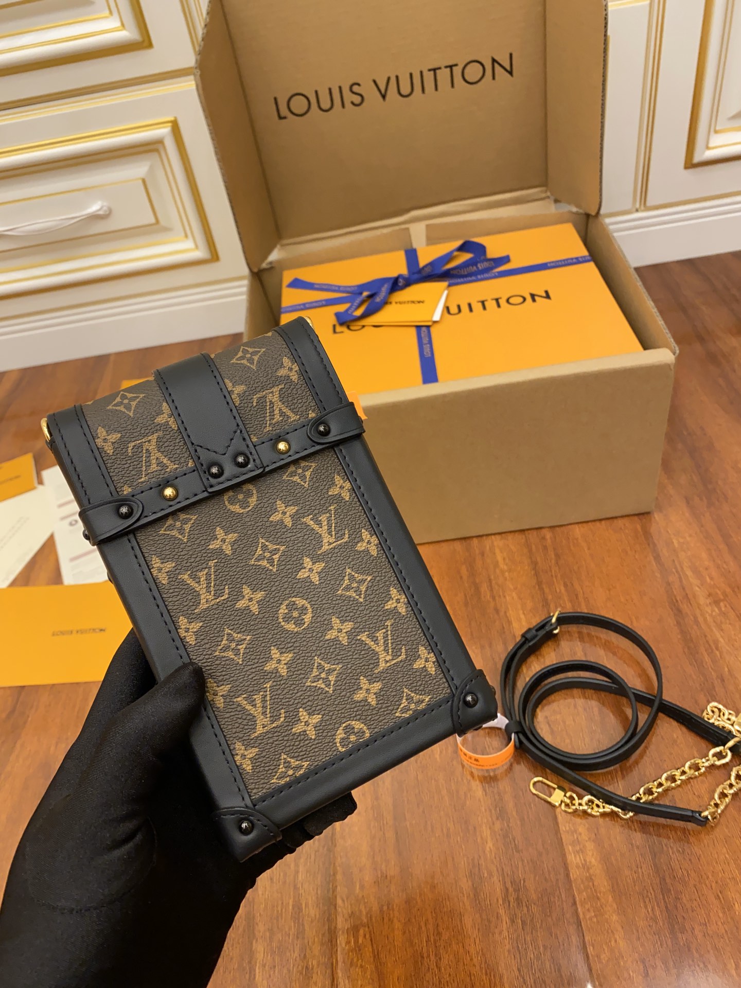 Louis Vuitton LV Vertical Trunk Pochette 手机包 M63913