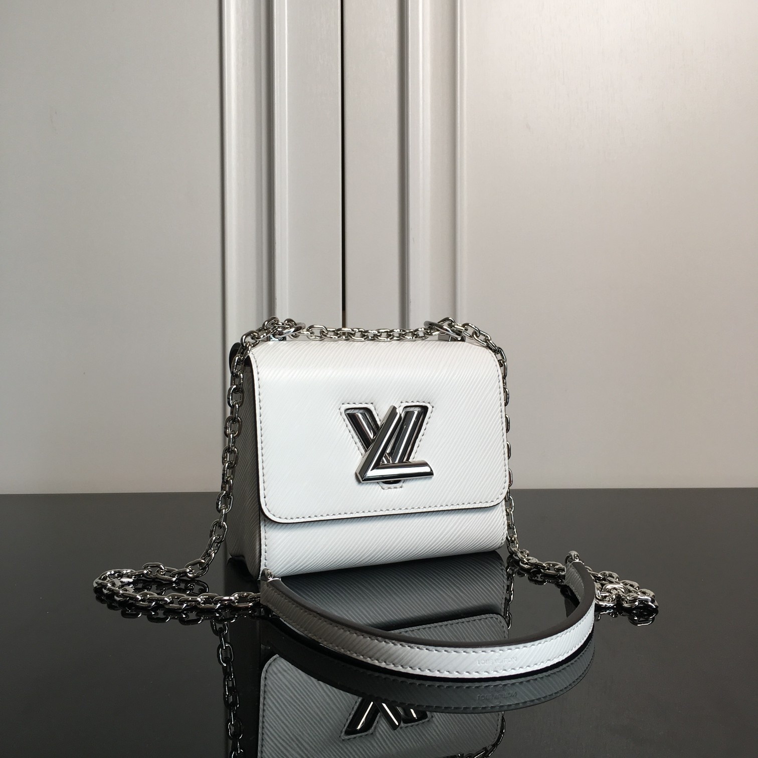 顶原级单 M56117白色迷你 本款 Twist 迷手你袋以 Epi 粒面革皮映衬 Twis