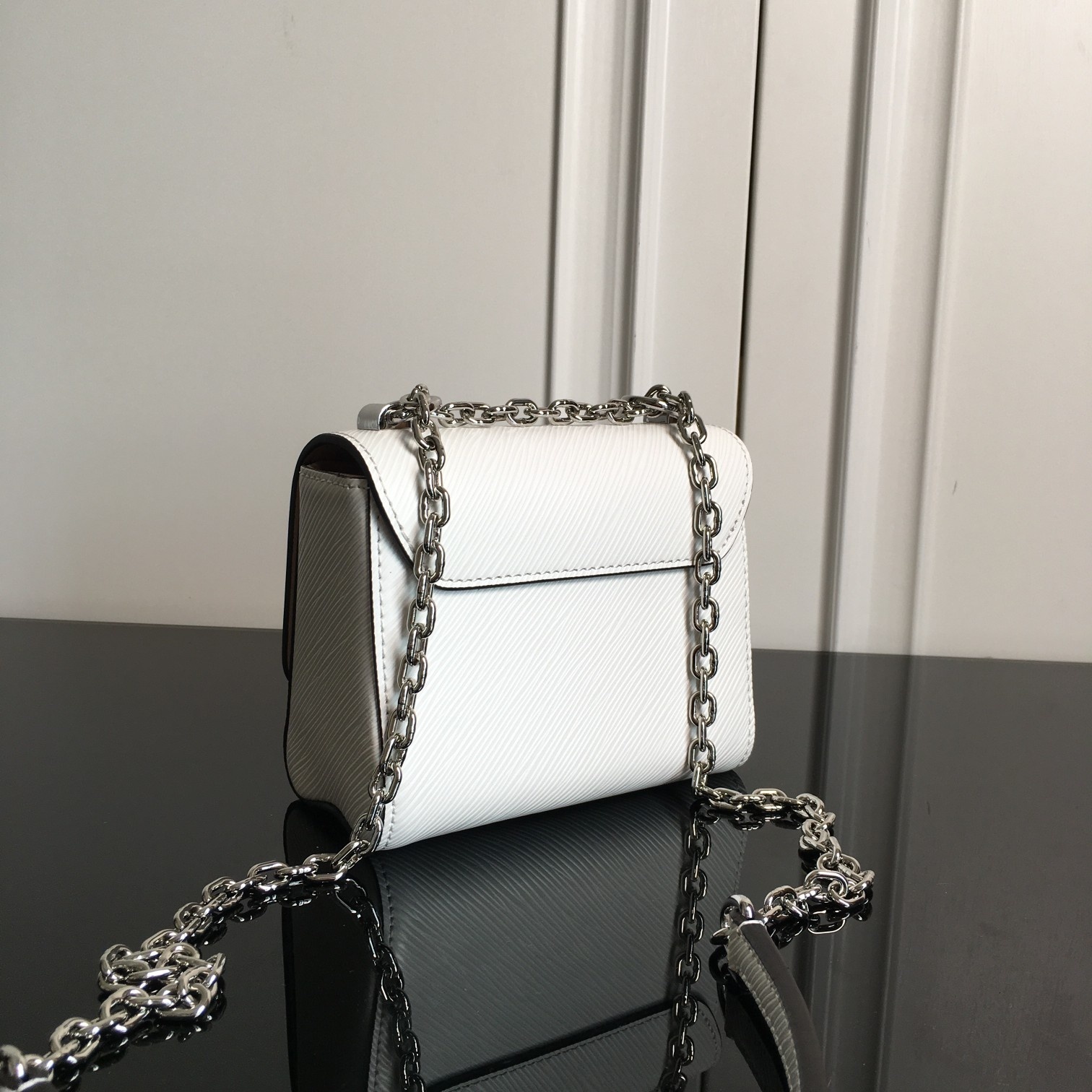 顶原级单 M56117白色迷你 本款 Twist 迷手你袋以 Epi 粒面革皮映衬 Twis