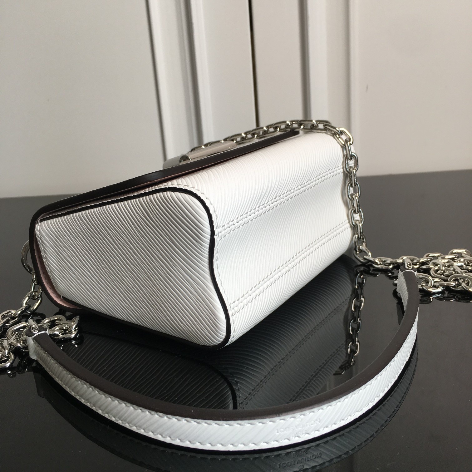 顶原级单 M56117白色迷你 本款 Twist 迷手你袋以 Epi 粒面革皮映衬 Twis