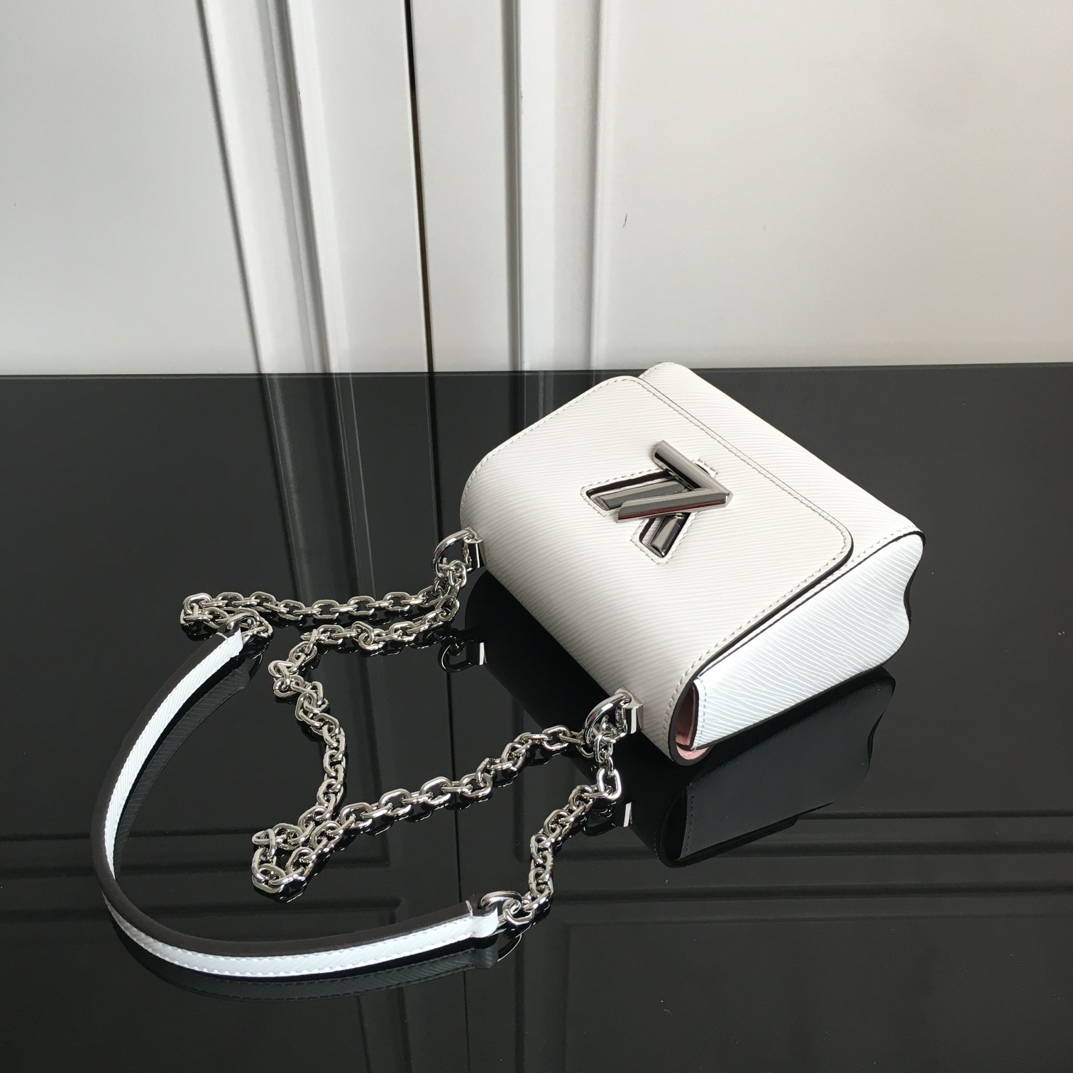 顶原级单 M56117白色迷你 本款 Twist 迷手你袋以 Epi 粒面革皮映衬 Twis