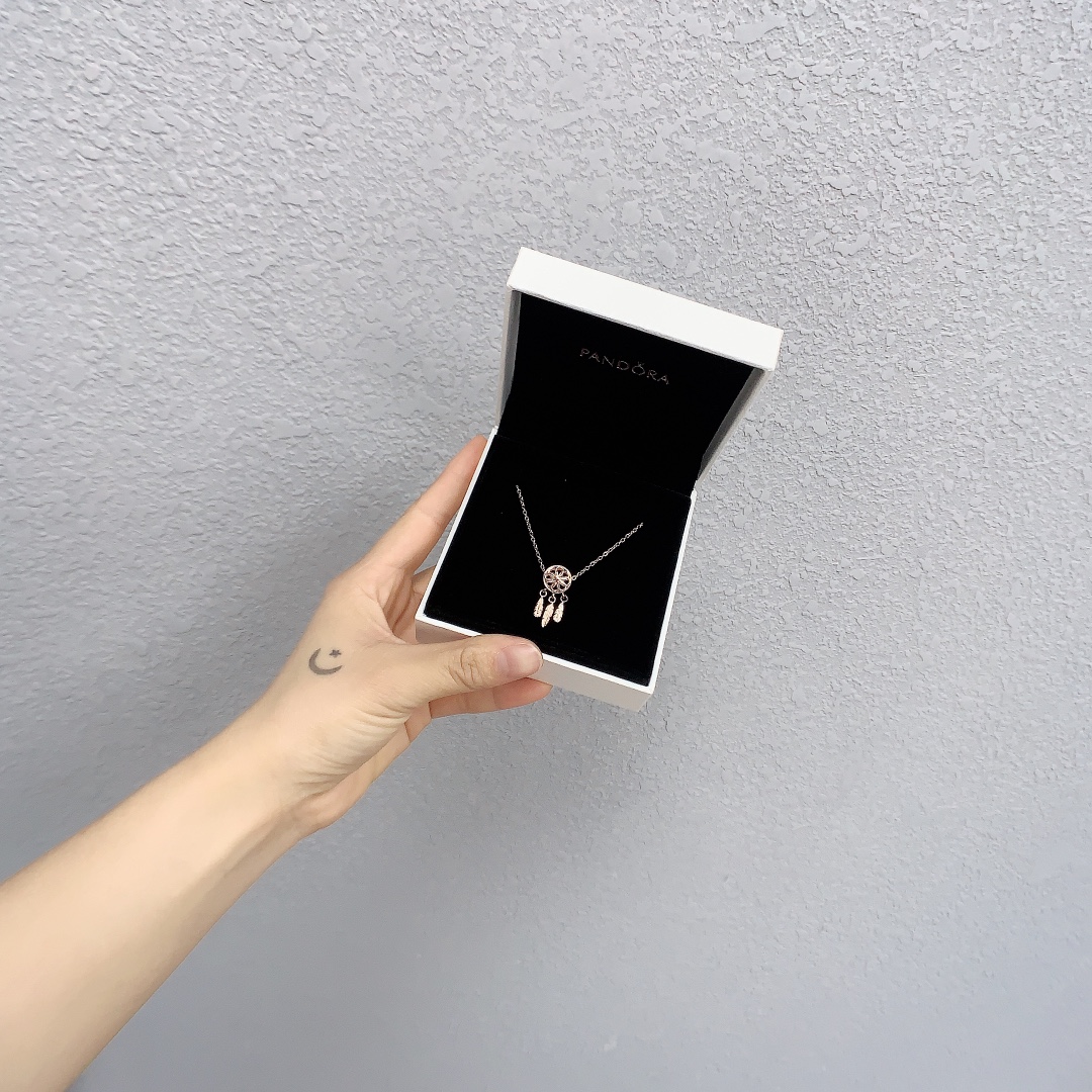 NO:103635,Brand new brilliant dream catcher, protect your dreams. From today on, I will protect your dreams! Brand new Pandora brilliant dream catcher is dedicated to girls who are as brave as @ Guan Xiaotong. Inspired by the fortune talismans of North American natives, decorate lively flowers and flowing feathers, and embellish the heart of the flower with two brilliant real diamonds to capture good wishes for you and protect the original dreams Pandora girls, are you moved? Pandora necklace, necklace19860909全新璀璨捕梦网,守护你的美梦 今天起,你们的梦想我来守护! 全新 Pandora璀璨捕梦网串饰献给和＠关晓彤一样勇敢捕梦的女孩 以北美土著的开运符为灵感 装饰灵动的花朵与飘逸的羽毛 并以两颗璀璨真钻点缀花心 为你捕捉美好愿望,守护最初的梦想 Pandora女孩们,你们心动了吗?,潘多拉项链,necklace,Jewelry