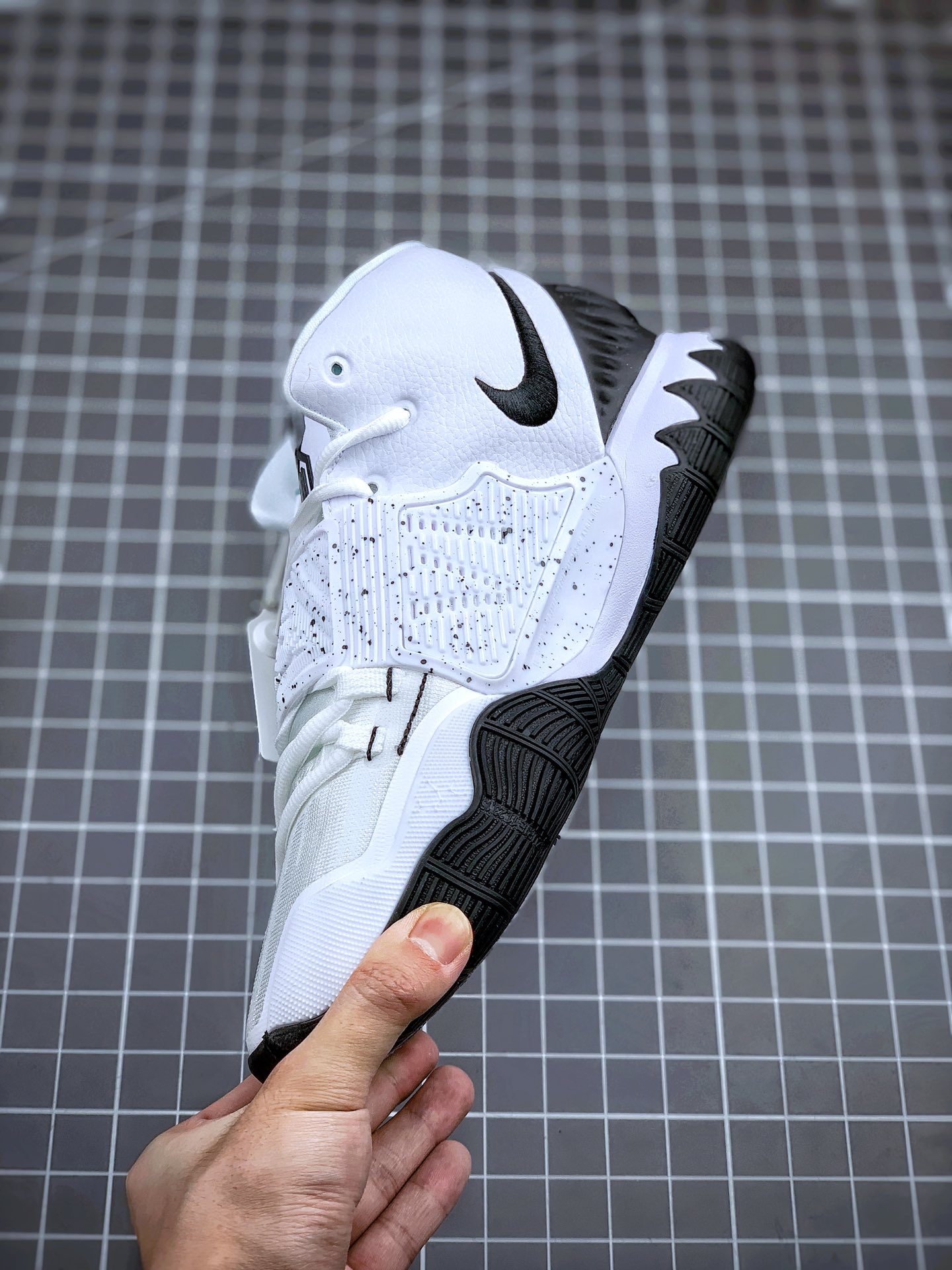 300 Nike Kyrie 6 经典黑白 奥利奥 欧文6代 灭世纯原登场