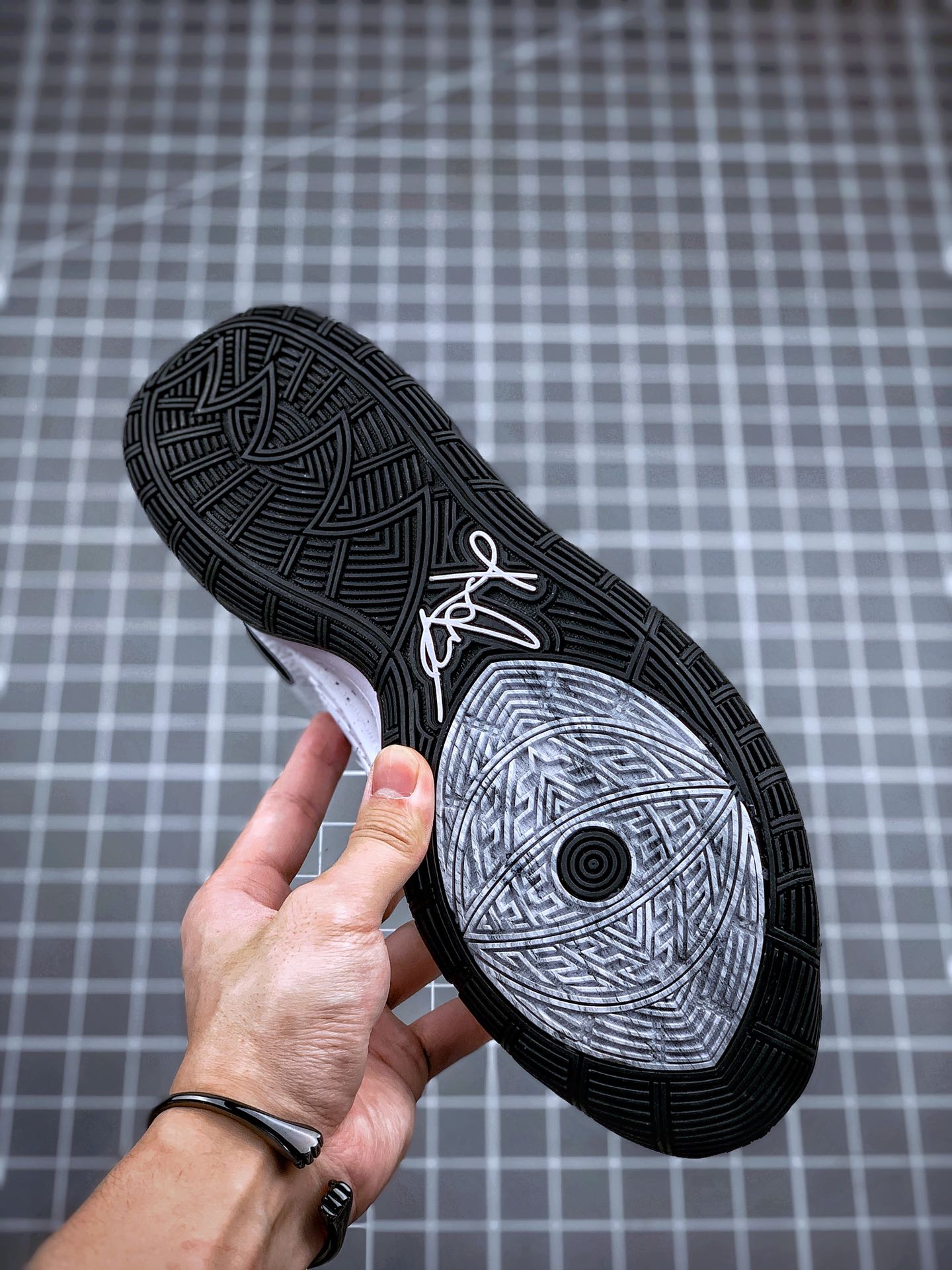 300 Nike Kyrie 6 经典黑白 奥利奥 欧文6代 灭世纯原登场