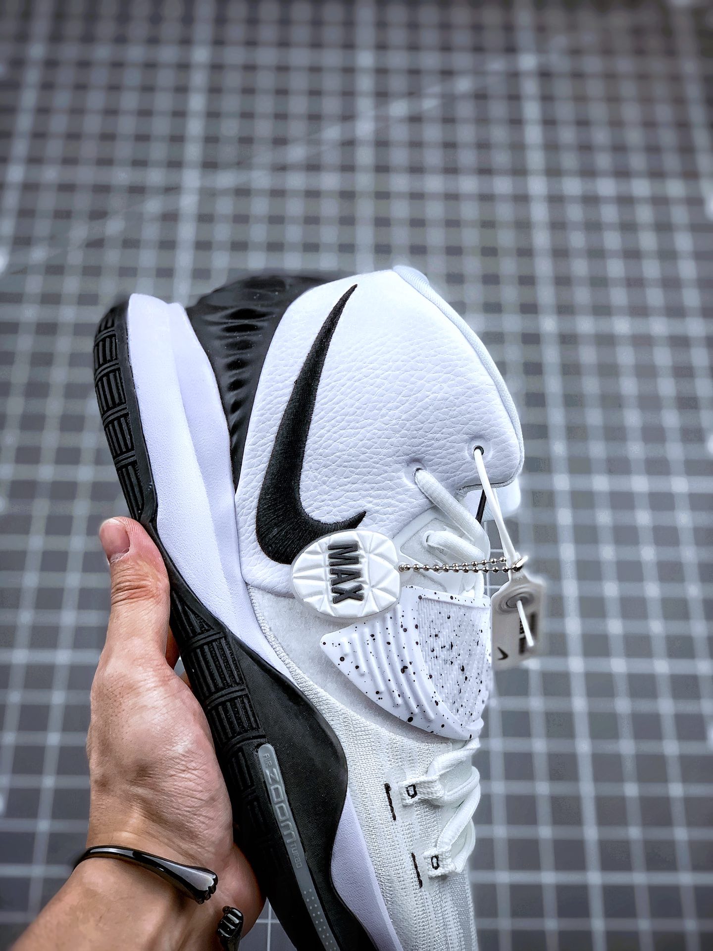 300 Nike Kyrie 6 经典黑白 奥利奥 欧文6代 灭世纯原登场