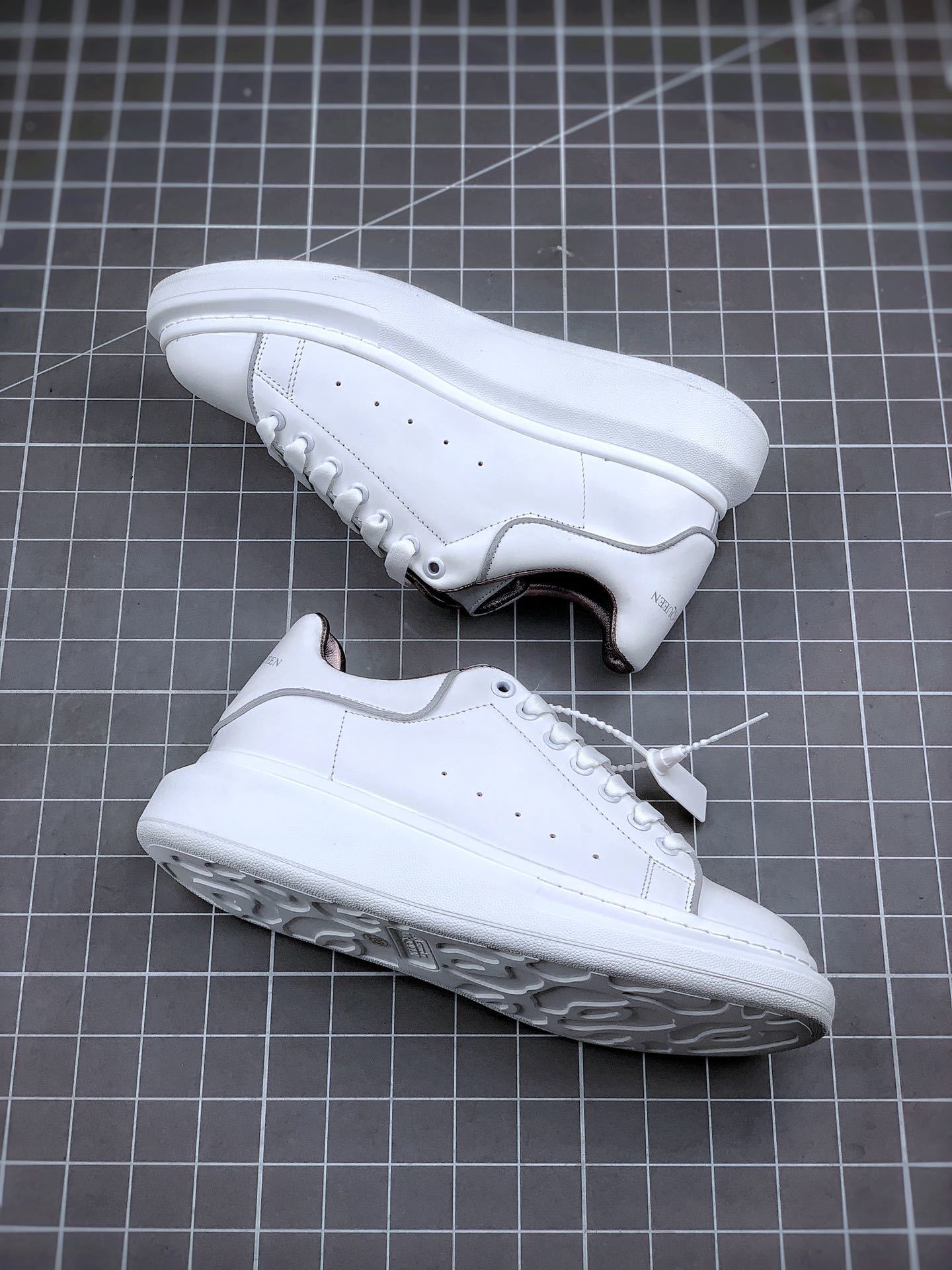 280 原装白盒顶级复刻版本 官网同步 Alexander McQueen麦昆反光尾-莆田鞋,莆田鞋货源,高仿鞋,高仿鞋货源,安福档口,莆田高仿鞋,莆田鞋批发,高仿鞋批发,莆田高仿运动鞋,高仿运动鞋,莆田运动鞋 280 原装白盒顶级复刻版本 官网同步 Alexander McQueen麦昆反光尾