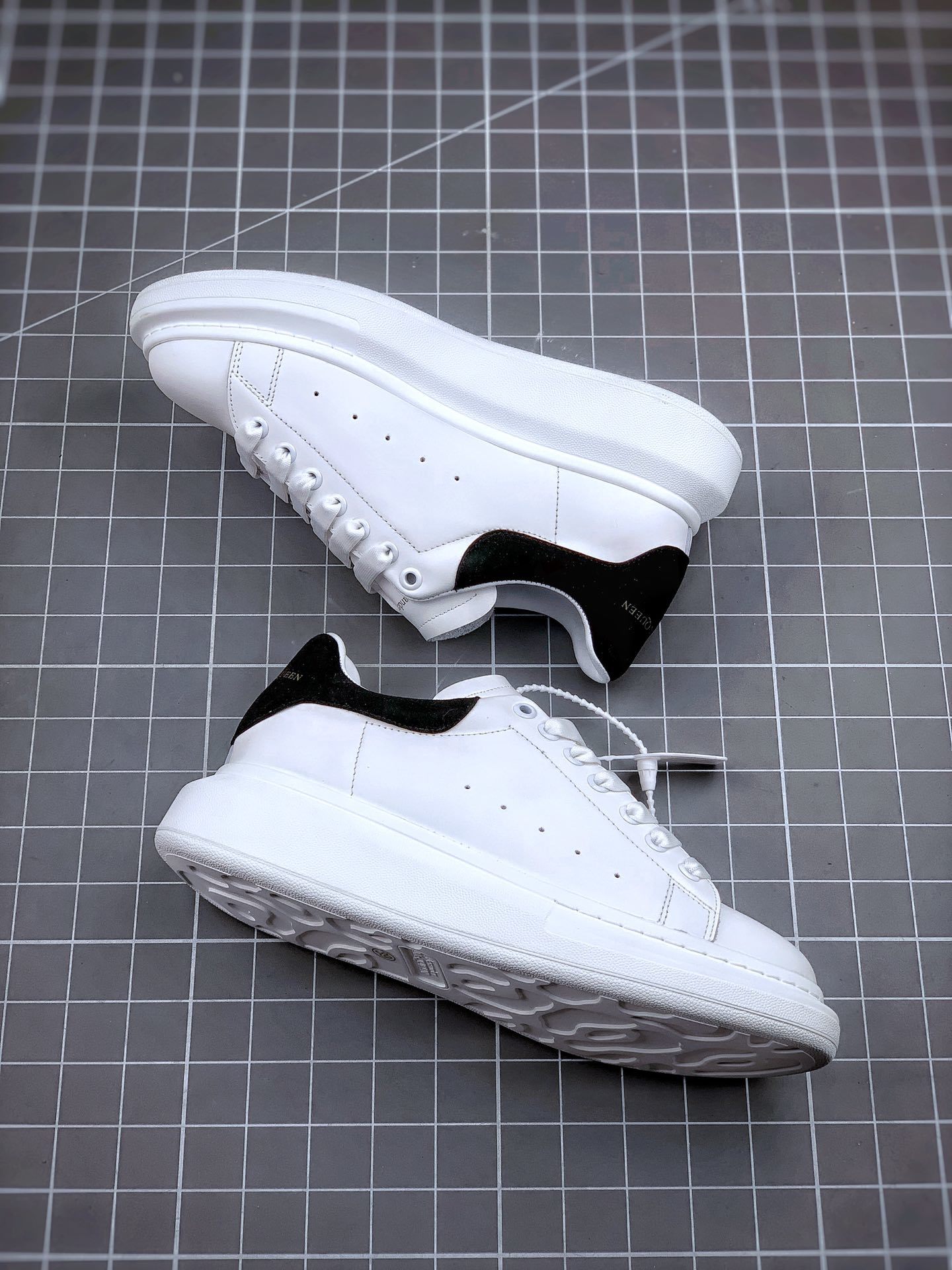 280 原装白盒顶级复刻版本 官网同步 Alexander McQueen麦昆 磨砂黑尾-莆田鞋,莆田鞋货源,高仿鞋,高仿鞋货源,安福档口,莆田高仿鞋,莆田鞋批发,高仿鞋批发,莆田高仿运动鞋,高仿运动鞋,莆田运动鞋 280 原装白盒顶级复刻版本 官网同步 Alexander McQueen麦昆 磨砂黑尾