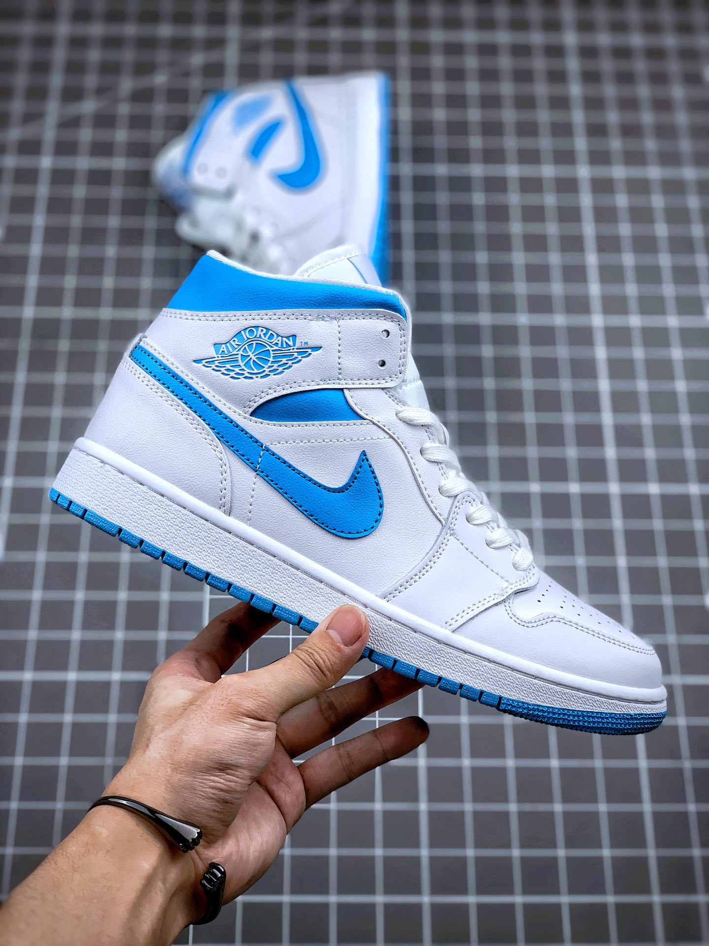 260 原装渠道   Air Jordan 1 Mid 风暴白兰 中帮系列