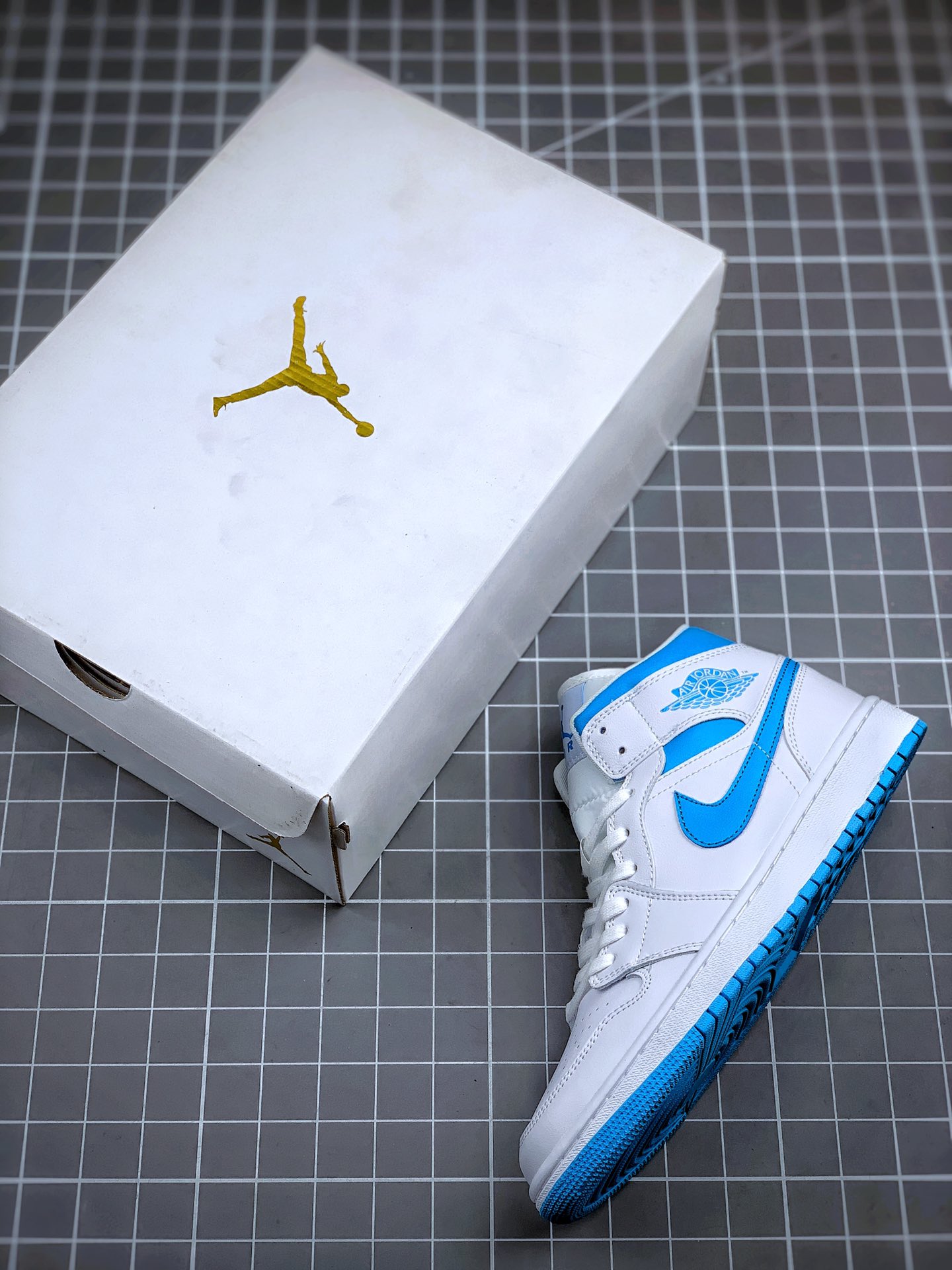 260 原装渠道   Air Jordan 1 Mid 风暴白兰 中帮系列