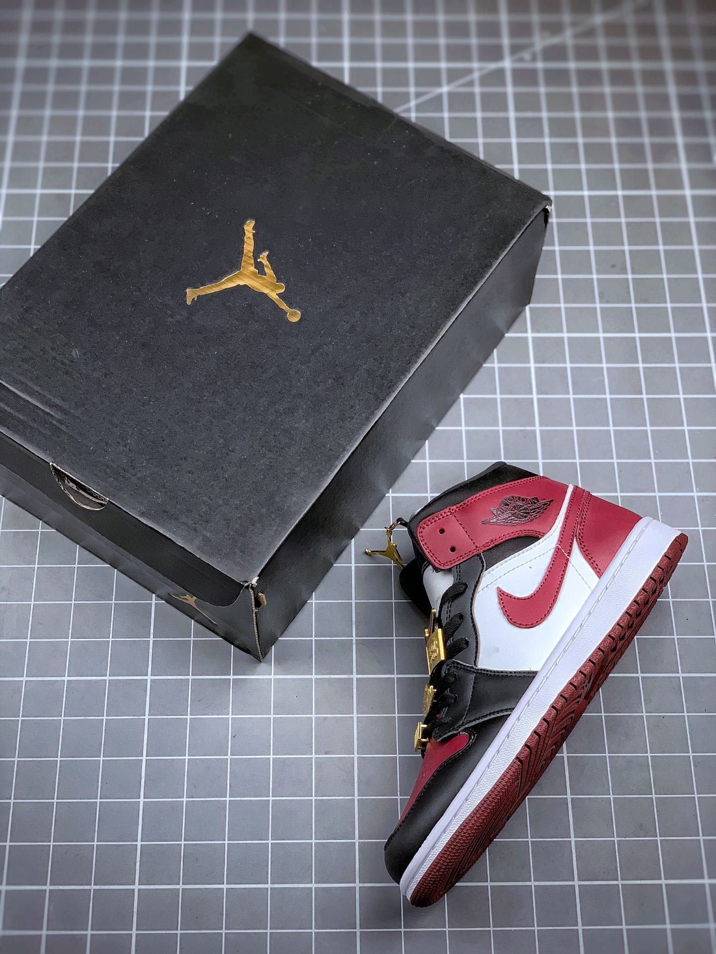 280 Air Jordan 1 Mid 1985酒红