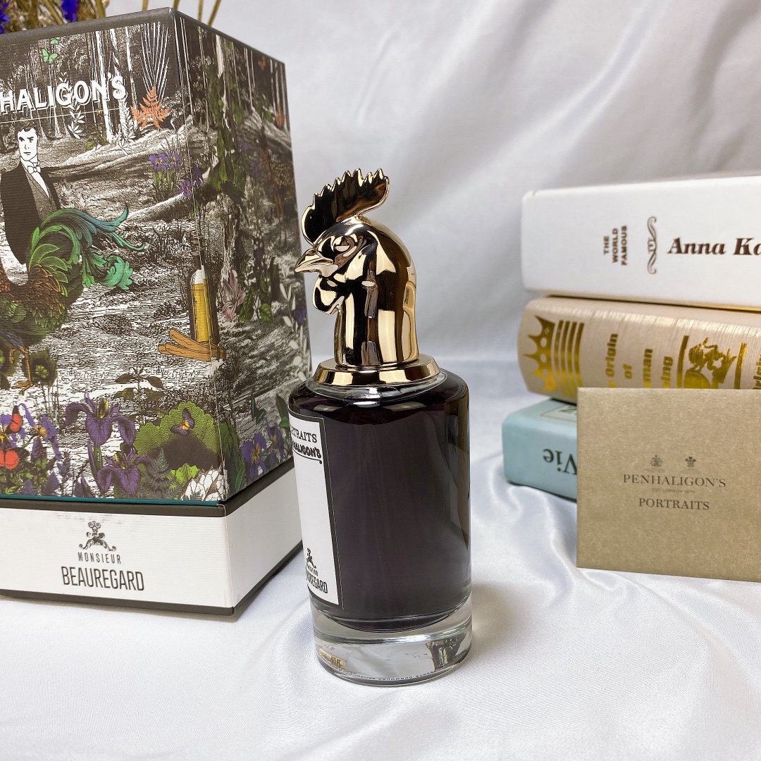 140💰专柜品质
潘海利根 兽首系列 公鸡搏瑞德先生75ml ,Penhaligon's Monsieur Beauregard
香调:辛辣馥奇香调
规格:75ML
前调:柠檬粉红胡椒
中调;莺尾根肉桂安息香脂
后调:檀香木零陵香豆广藿香
开场依旧是清新的柑橋调。柠檬和粉红胡椒的组合。可是没有刺激的感觉。清新的柠檬气息。粉红胡椒在前调中若有似无。一闪而现的清新前调之后。一种带着质感的浑厚的香气滚滚而来个尾夹杂着安息香的甜美气息,夹杂着肉桂辣。