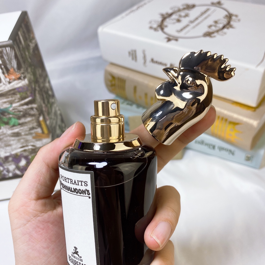 140💰专柜品质
潘海利根 兽首系列 公鸡搏瑞德先生75ml ,Penhaligon's Monsieur Beauregard
香调:辛辣馥奇香调
规格:75ML
前调:柠檬粉红胡椒
中调;莺尾根肉桂安息香脂
后调:檀香木零陵香豆广藿香
开场依旧是清新的柑橋调。柠檬和粉红胡椒的组合。可是没有刺激的感觉。清新的柠檬气息。粉红胡椒在前调中若有似无。一闪而现的清新前调之后。一种带着质感的浑厚的香气滚滚而来个尾夹杂着安息香的甜美气息,夹杂着肉桂辣。