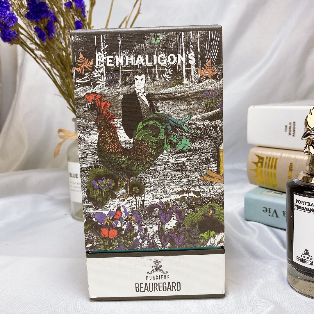 140💰专柜品质
潘海利根 兽首系列 公鸡搏瑞德先生75ml ,Penhaligon's Monsieur Beauregard
香调:辛辣馥奇香调
规格:75ML
前调:柠檬粉红胡椒
中调;莺尾根肉桂安息香脂
后调:檀香木零陵香豆广藿香
开场依旧是清新的柑橋调。柠檬和粉红胡椒的组合。可是没有刺激的感觉。清新的柠檬气息。粉红胡椒在前调中若有似无。一闪而现的清新前调之后。一种带着质感的浑厚的香气滚滚而来个尾夹杂着安息香的甜美气息,夹杂着肉桂辣。
