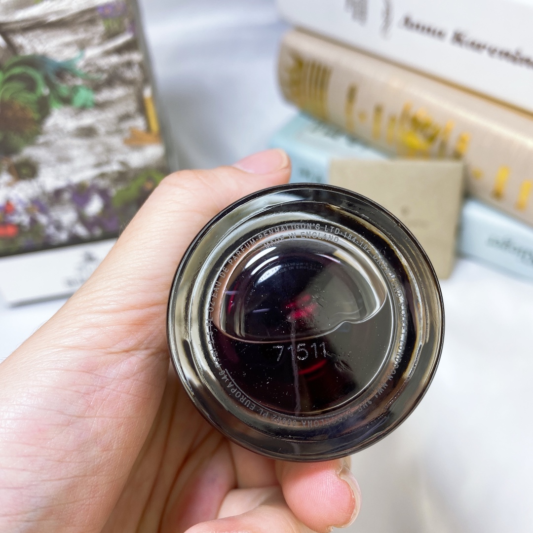 140💰专柜品质
潘海利根 兽首系列 公鸡搏瑞德先生75ml ,Penhaligon's Monsieur Beauregard
香调:辛辣馥奇香调
规格:75ML
前调:柠檬粉红胡椒
中调;莺尾根肉桂安息香脂
后调:檀香木零陵香豆广藿香
开场依旧是清新的柑橋调。柠檬和粉红胡椒的组合。可是没有刺激的感觉。清新的柠檬气息。粉红胡椒在前调中若有似无。一闪而现的清新前调之后。一种带着质感的浑厚的香气滚滚而来个尾夹杂着安息香的甜美气息,夹杂着肉桂辣。