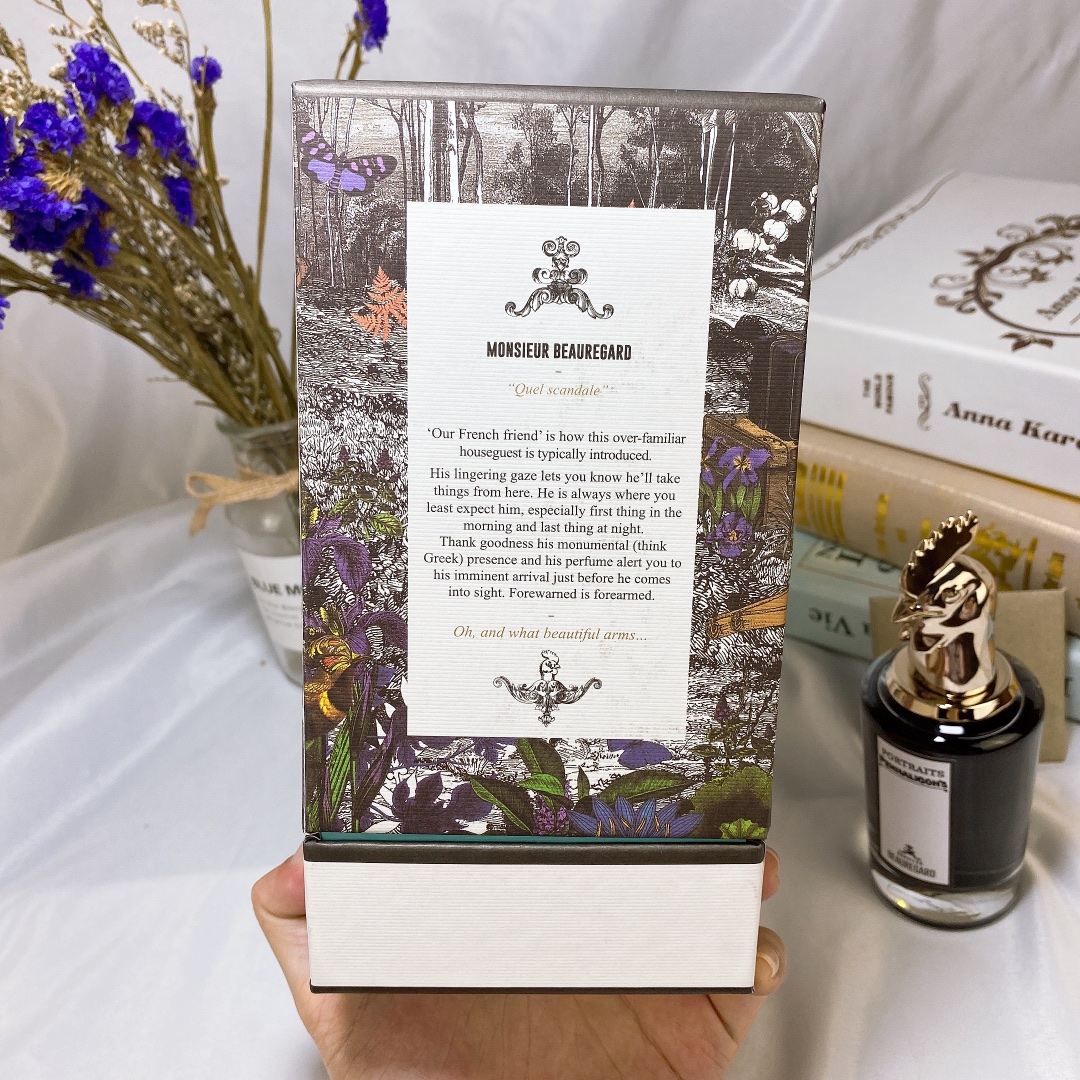 140💰专柜品质
潘海利根 兽首系列 公鸡搏瑞德先生75ml ,Penhaligon's Monsieur Beauregard
香调:辛辣馥奇香调
规格:75ML
前调:柠檬粉红胡椒
中调;莺尾根肉桂安息香脂
后调:檀香木零陵香豆广藿香
开场依旧是清新的柑橋调。柠檬和粉红胡椒的组合。可是没有刺激的感觉。清新的柠檬气息。粉红胡椒在前调中若有似无。一闪而现的清新前调之后。一种带着质感的浑厚的香气滚滚而来个尾夹杂着安息香的甜美气息,夹杂着肉桂辣。
