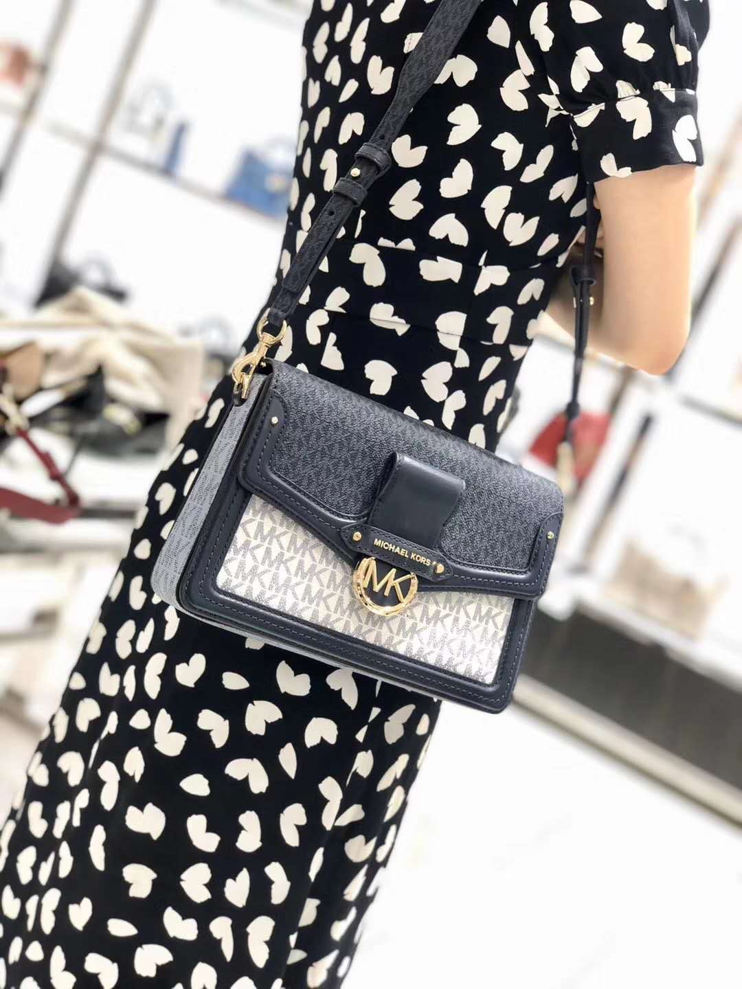 Michael Kors Mk新款 Jessie 单肩包优雅翻盖造型优雅别致 包扣装饰 金属 MK Logo 展现品牌态度