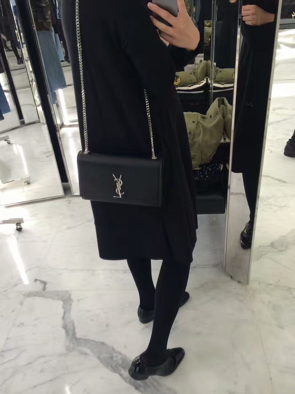 YSL 𝑲𝒂𝒕𝒆 𝟮𝟰𝒄𝒎 球纹斜挎链条包 黑色/银扣