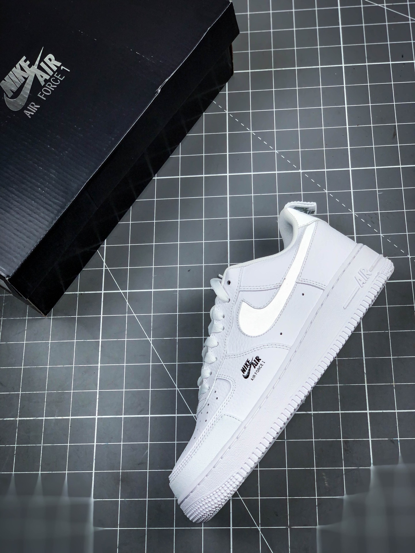 p220 正确版本  AIR FORCE 1  IN-CUT REFLECTIVE SWOOSHES ON THE 3M 空军一号 透析白 CV3039-100