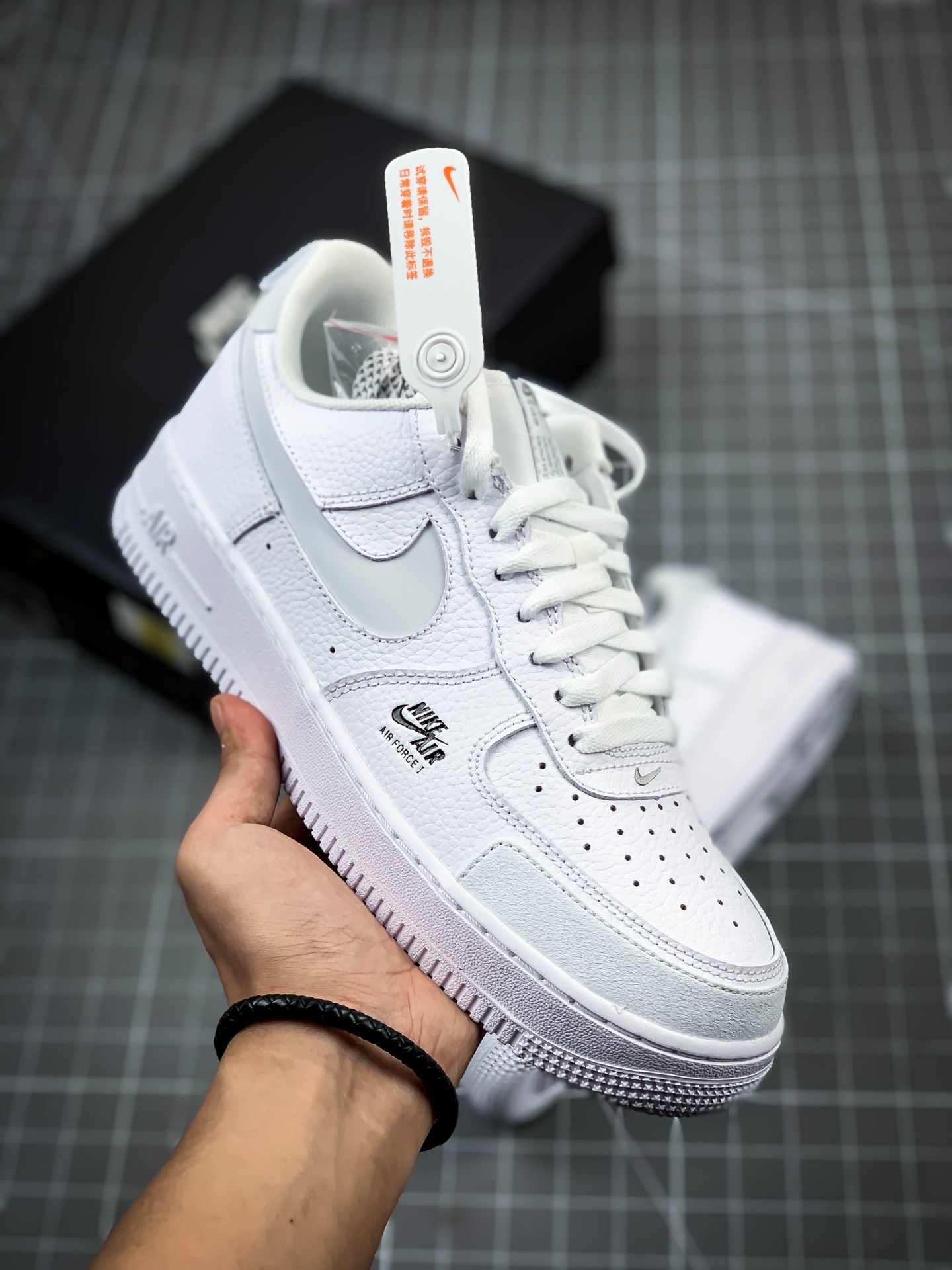 p220 正确版本  AIR FORCE 1  IN-CUT REFLECTIVE SWOOSHES ON THE 3M 空军一号 透析白 CV3039-100