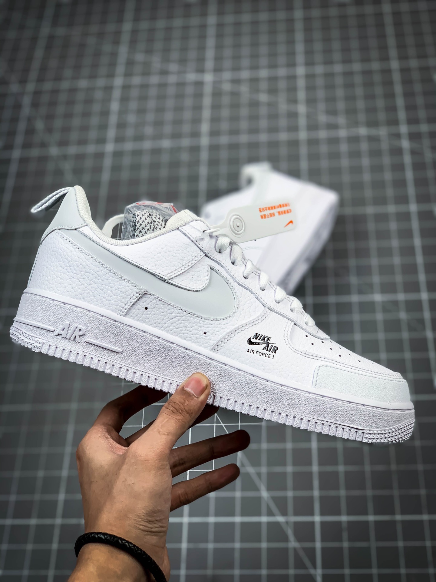 p220 正确版本  AIR FORCE 1  IN-CUT REFLECTIVE SWOOSHES ON THE 3M 空军一号 透析白 CV3039-100