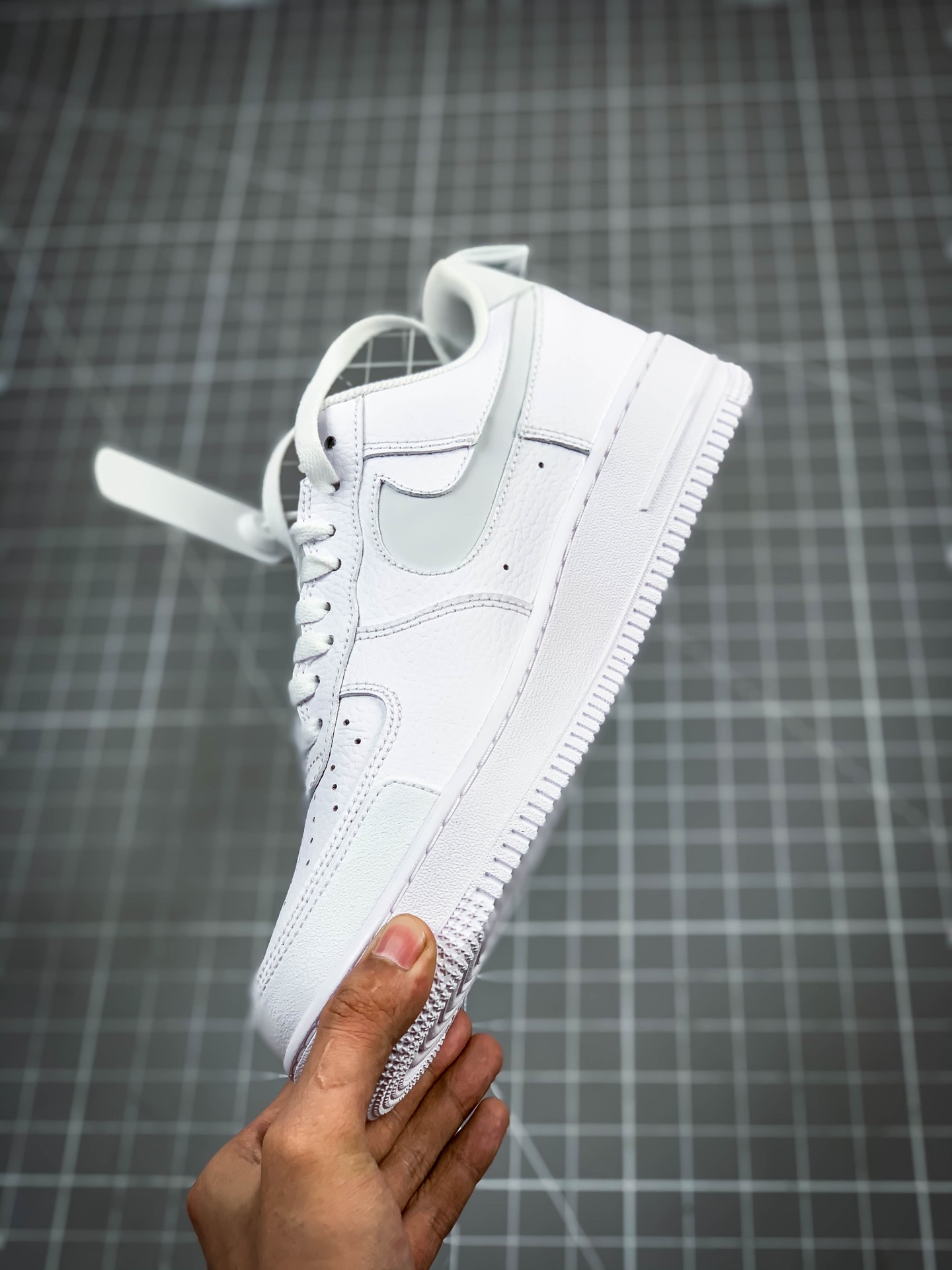 p220 正确版本  AIR FORCE 1  IN-CUT REFLECTIVE SWOOSHES ON THE 3M 空军一号 透析白 CV3039-100