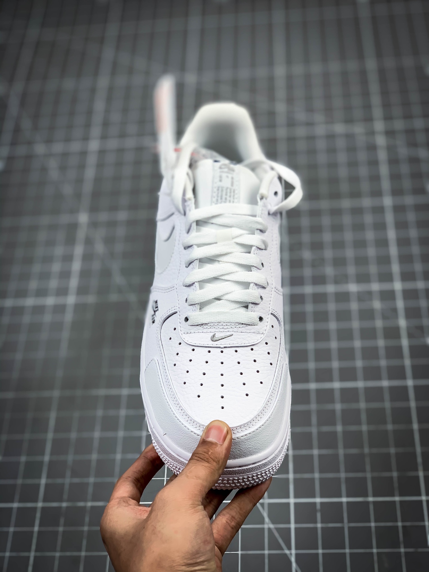 p220 正确版本  AIR FORCE 1  IN-CUT REFLECTIVE SWOOSHES ON THE 3M 空军一号 透析白 CV3039-100