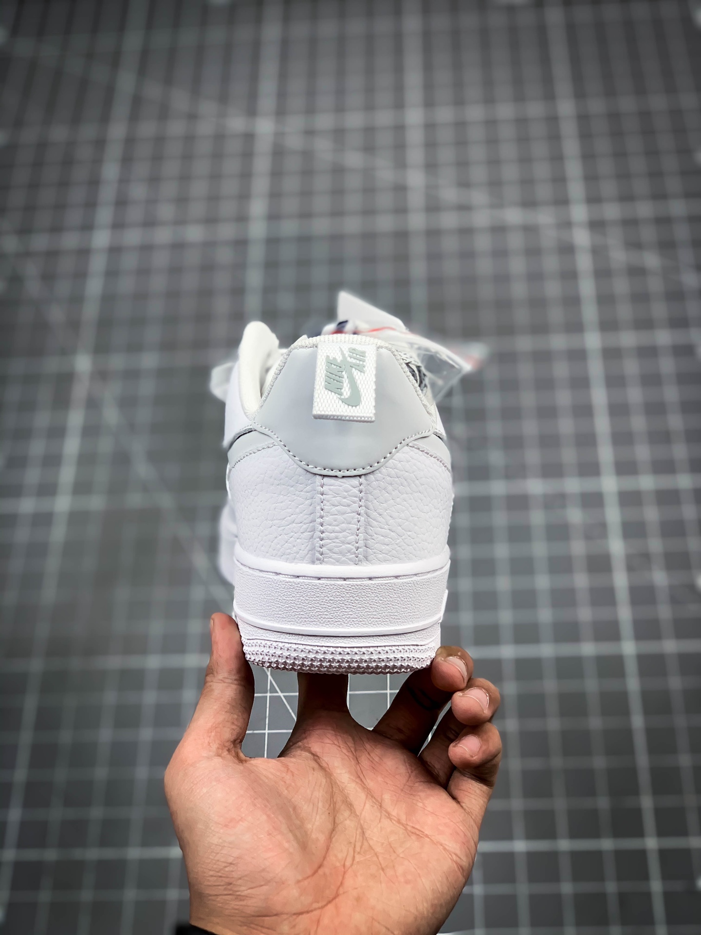 p220 正确版本  AIR FORCE 1  IN-CUT REFLECTIVE SWOOSHES ON THE 3M 空军一号 透析白 CV3039-100