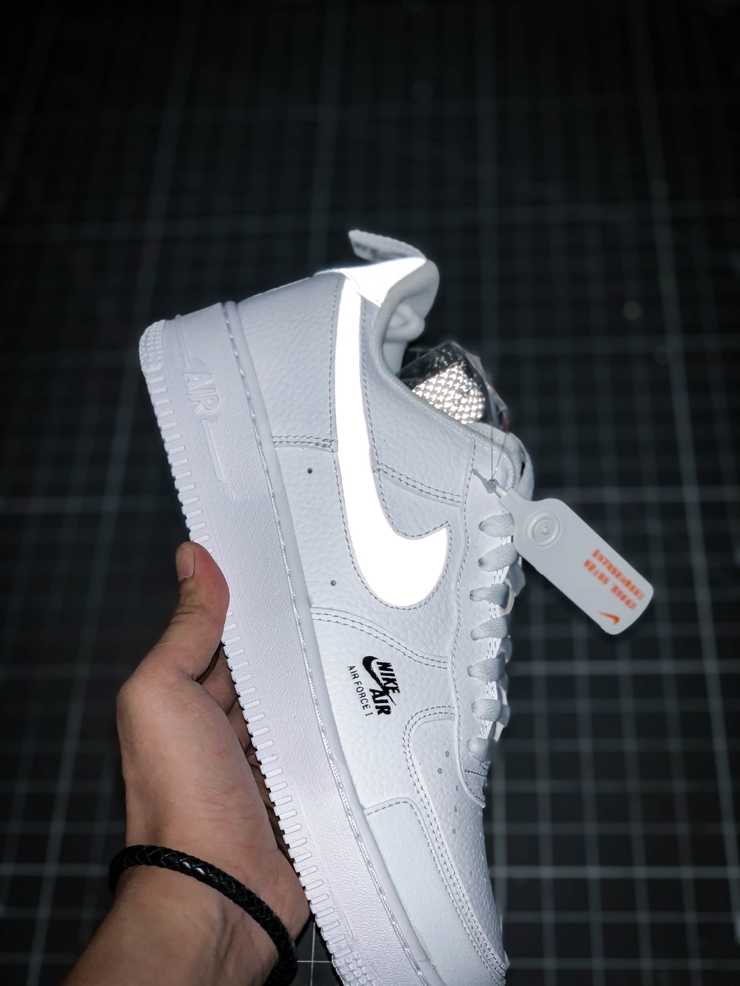 p220 正确版本  AIR FORCE 1  IN-CUT REFLECTIVE SWOOSHES ON THE 3M 空军一号 透析白 CV3039-100